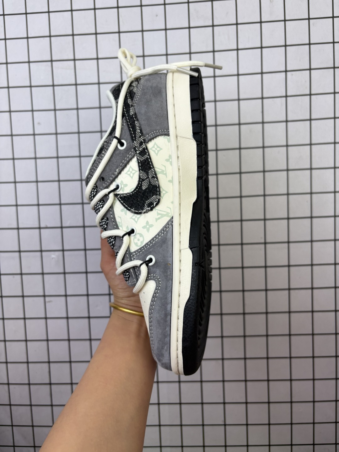 💰250
公司级 耐克 Nike Sb Dunk Low Pro 男女同款运动鞋复古板鞋,尽情迈步,彰显个性风采。采用柔软皮革鞋面,经久耐穿,塑就如元年款 Dunk 般的复古质感。鞋头透气孔,搭配鞋口和鞋舌形状,忠实沿袭元年款经典外观。全掌型橡胶外底,造就非凡抓地力。Dunk 起初专为篮球运动打造,于 80 年代末成为滑板界新宠,现已跃升成为街头时尚标杆。加垫低帮鞋口结合耐穿外底,助你自信舞动。
货号:CX5050
码数:36 36.5 37.5 38 38.5 39 40 40.5 41 42 42.5 43 44 45
编码给L