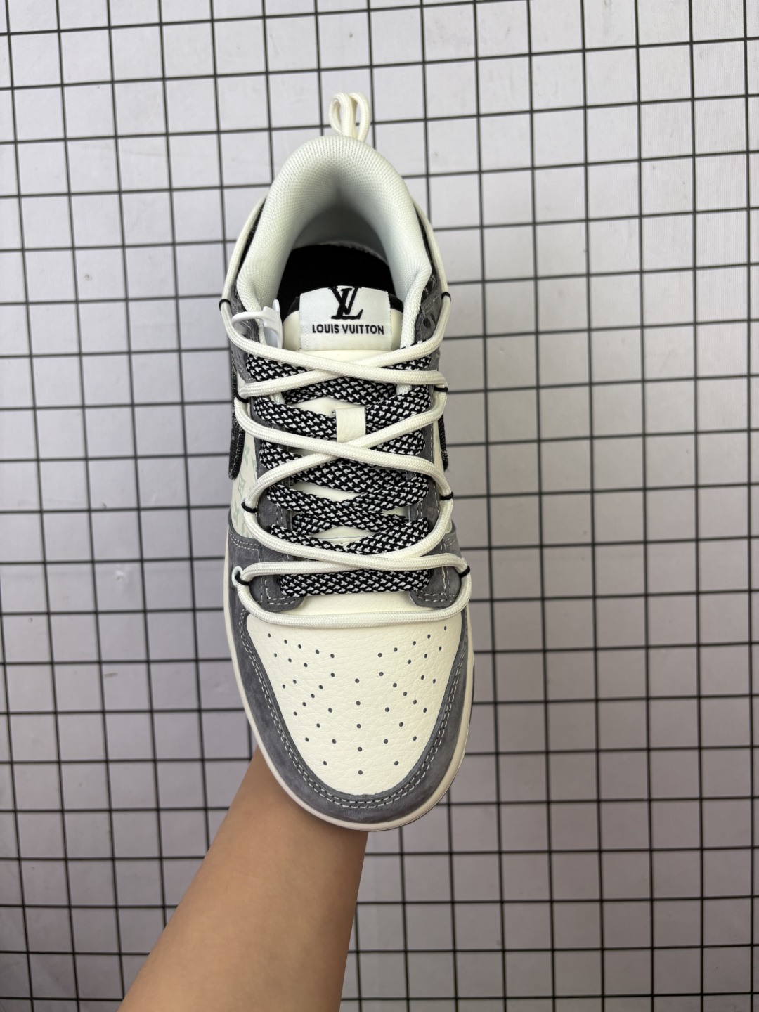 💰250
公司级 耐克 Nike Sb Dunk Low Pro 男女同款运动鞋复古板鞋,尽情迈步,彰显个性风采。采用柔软皮革鞋面,经久耐穿,塑就如元年款 Dunk 般的复古质感。鞋头透气孔,搭配鞋口和鞋舌形状,忠实沿袭元年款经典外观。全掌型橡胶外底,造就非凡抓地力。Dunk 起初专为篮球运动打造,于 80 年代末成为滑板界新宠,现已跃升成为街头时尚标杆。加垫低帮鞋口结合耐穿外底,助你自信舞动。
货号:CX5050
码数:36 36.5 37.5 38 38.5 39 40 40.5 41 42 42.5 43 44 45
编码给L