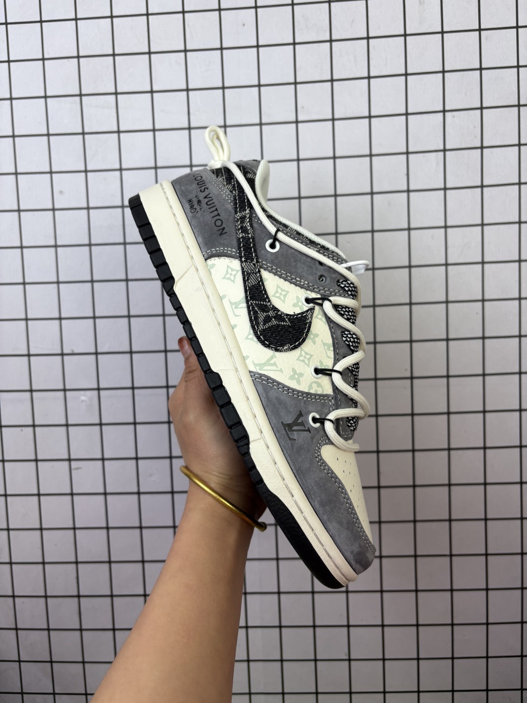 💰250
公司级 耐克 Nike Sb Dunk Low Pro 男女同款运动鞋复古板鞋,尽情迈步,彰显个性风采。采用柔软皮革鞋面,经久耐穿,塑就如元年款 Dunk 般的复古质感。鞋头透气孔,搭配鞋口和鞋舌形状,忠实沿袭元年款经典外观。全掌型橡胶外底,造就非凡抓地力。Dunk 起初专为篮球运动打造,于 80 年代末成为滑板界新宠,现已跃升成为街头时尚标杆。加垫低帮鞋口结合耐穿外底,助你自信舞动。
货号:CX5050
码数:36 36.5 37.5 38 38.5 39 40 40.5 41 42 42.5 43 44 45
编码给L