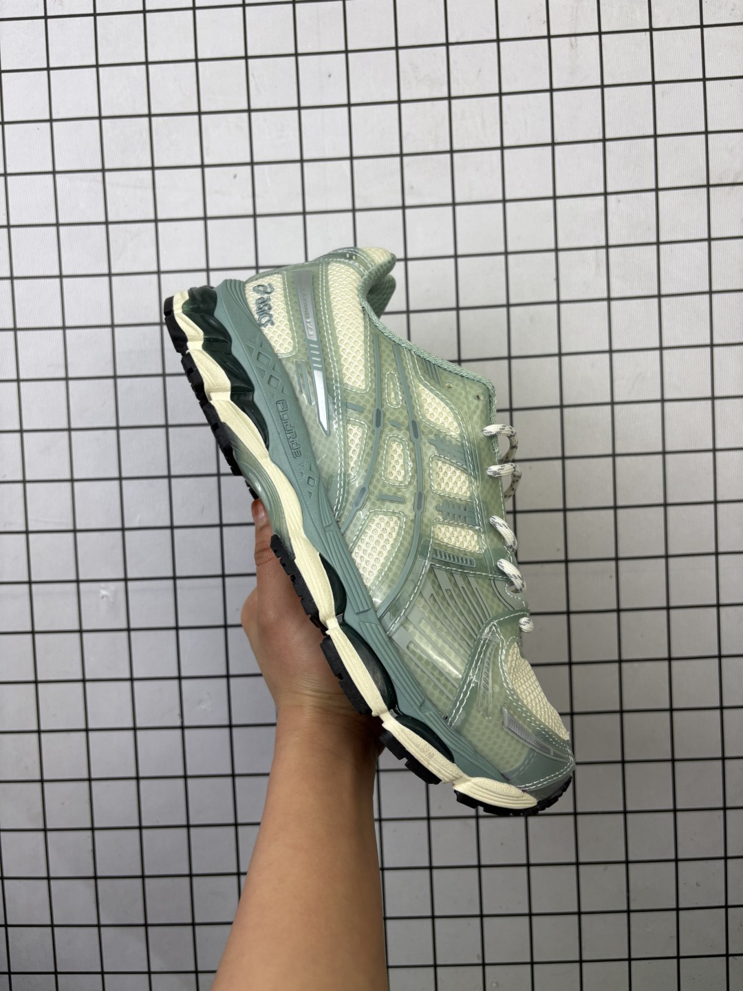 💰150 亚瑟士KITH x Asics GEL-Kayano 12.1低帮休闲跑步鞋，鞋款以K12作为基底，采用了nimbus 17的鞋底单元，将缓震和稳定集合在一起，做旧中底搭配gel缓震胶，复古风拉满且脚感舒适 编码770 36-45