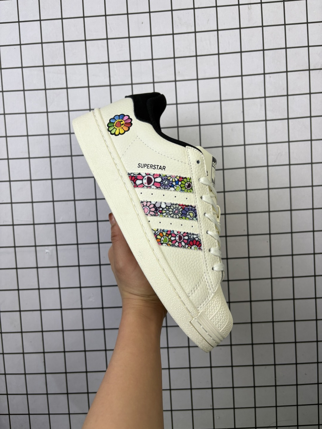 💰100
特价：AD Originals Superstar x Nike x Peaceminusone 白蓝满天星
采用全新头层拼接皮革材质
后跟采用特色3D立体印字 
渠道正品订单 诠释市场最高工艺水平
全鞋进口头层皮料打造
区别市面普通真标版本，进出专柜无压力 
货号：AD8020
Size：36-45带半码
编码金