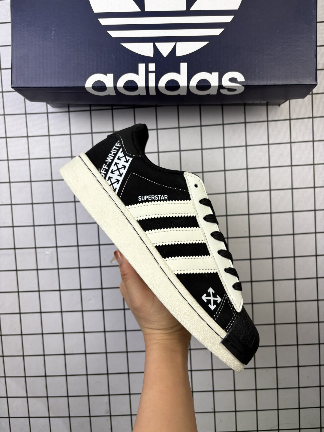 🈴💰100
特价：AD Originals Superstar x Nike x Peaceminusone 白蓝满天星
采用全新头层拼接皮革材质
后跟采用特色3D立体印字 
渠道正品订单 诠释市场最高工艺水平
全鞋进口头层皮料打造
区别市面普通真标版本，进出专柜无压力 
货号：AD8020
Size：36-45带半码
编码金