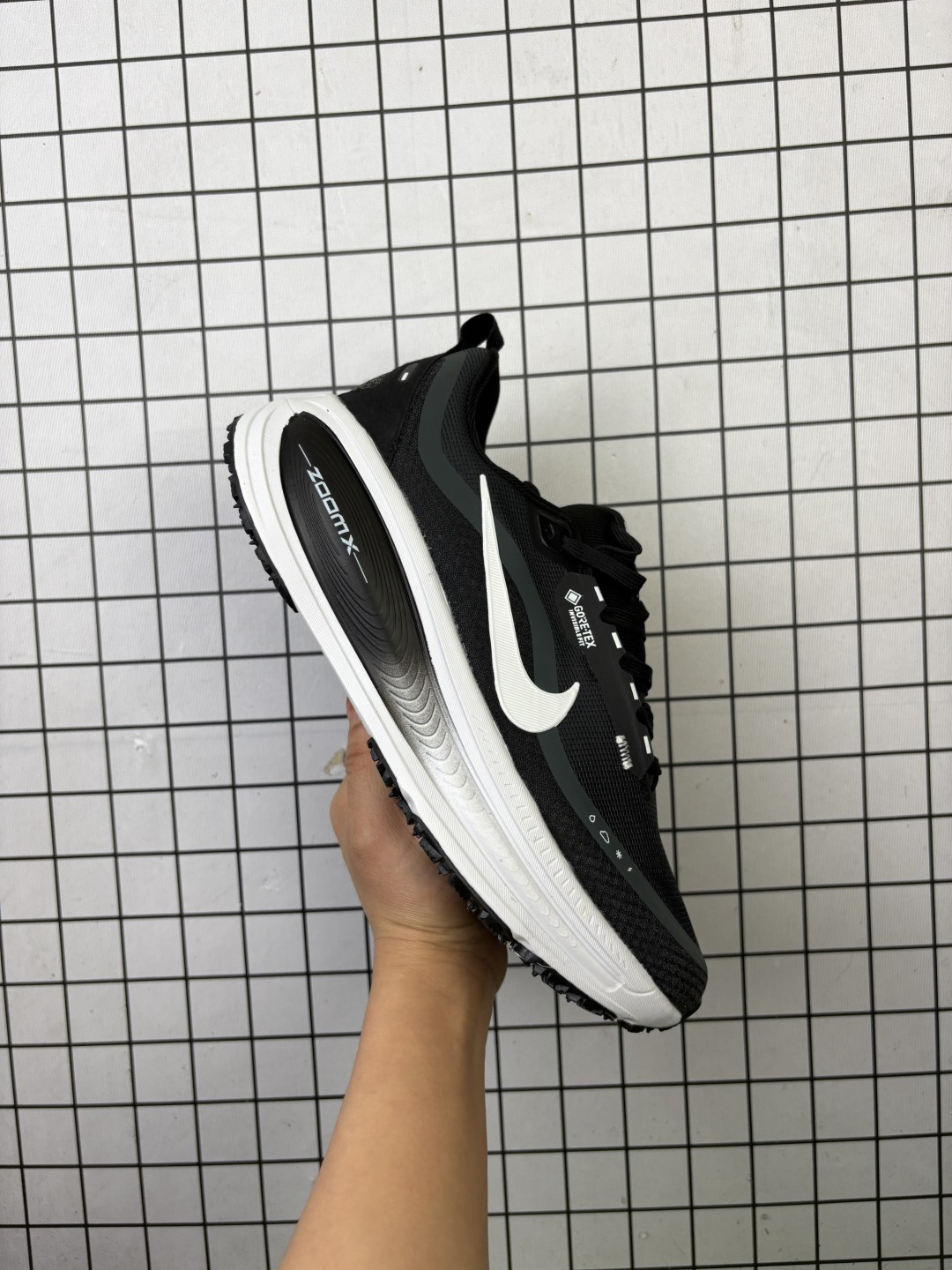 💰130
【公司级】耐克 Nike Vomero 18 厚底增高老爹运动跑步鞋。全新 Vomero 提供比以往更多的緩衝效能以及該系列有史以來最高的鞋底高度，結合 Nike 的 ZoomX 和 ReactX 泡棉打造雙層緩衝設計，實現出色奔馳體驗。Vomero 18 在設計時，從舒適性和緩衝機能，到耐久性和風格等每個面向，都考量到男女性的意見分析和偏好。Nike 全新推出 Vomero 18，邀請所有跑者體驗非凡緩震和舒適腳感，為路跑鞋設下嶄新標準。優質版型是根據跑者的需求和精密分析而設計，巧妙平衡順暢腳感和柔軟度，塑造舒適至上的輕盈感受，適合所有性別。全新 Vomero 採用 ZoomX 全掌式泡棉，搭配鞋跟和前足的 ReactX 泡棉，為跑者帶來雙重緩震效果，締造出色邁步體驗。 協調的層疊泡棉提供比以往更多的緩衝效能，此版型的鞋底高度增加至 46 公釐，比上一代高出 6 公釐，創下 Vomero 系列新高。非凡緩震性能塑造理想的日常跑步體驗，從初次嘗試跑步的新手，到想要增加跑步里程的資深跑者，再到正在進行賽後恢復的選手，這款舒適柔軟的鞋款可為各種程度的運動員帶來全天候舒適腳感。「跑者們認為出色的緩震機能應該能帶來柔軟舒適的體驗，緩和足底與地面之間的衝擊力。

货号:  HQ7002
尺码:  36～46半
编码:  旭