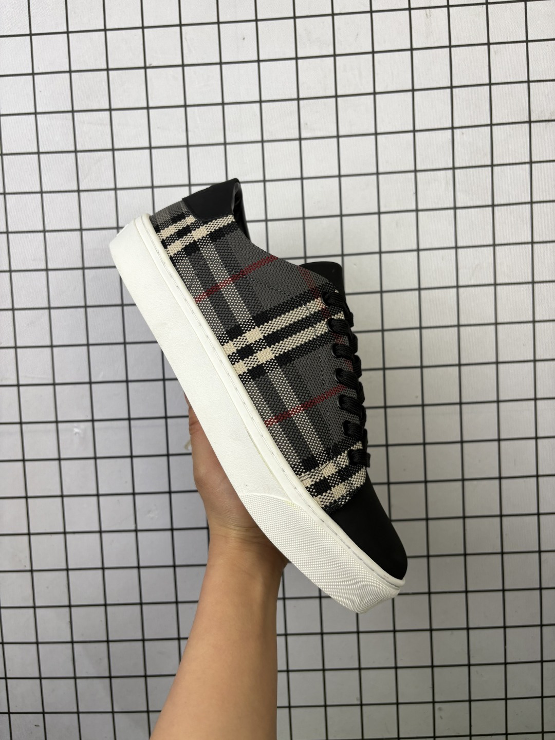 💰160 Burberry巴宝莉🌈 格纹板鞋 经典条纹方格。嵌入今年巴宝莉最新彩虹条纹图案！今年已经火到不行的款，拒绝市场上都是烂大街的不对版3D印刷布 编码762 39-44