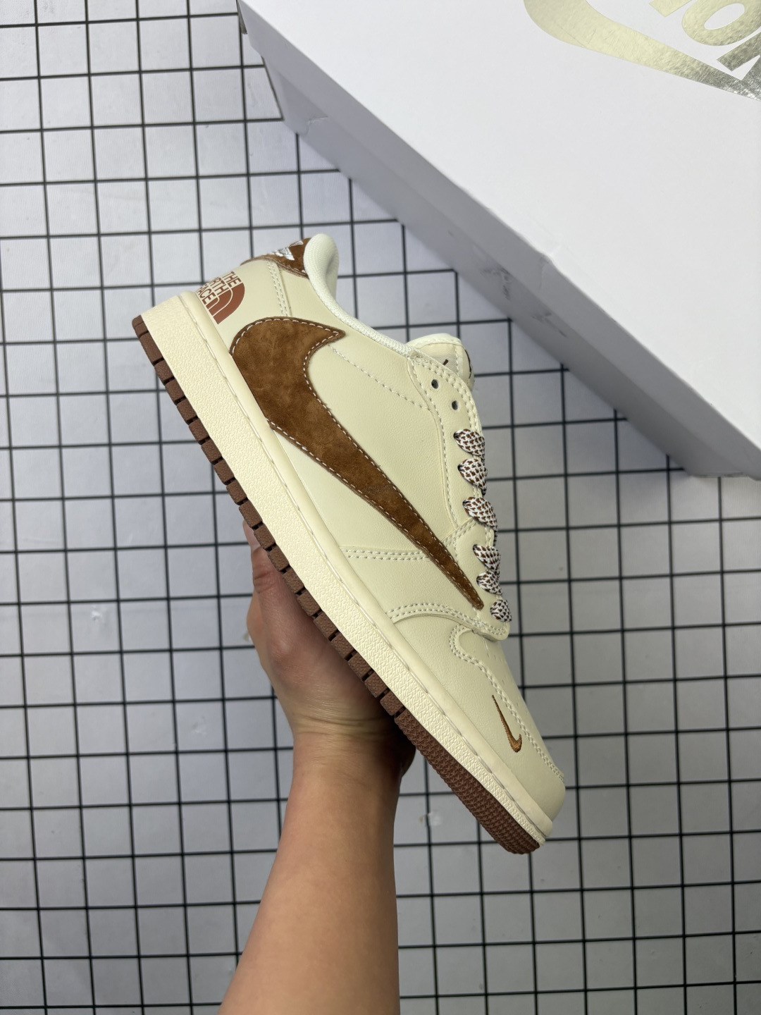 🈴💰100
Nike Air Jordan 1 Low倒钩
AJ1乔1低帮休闲板鞋 同步官方配色 
官方货号:DS2088-007
Size:36 36.5 37.5 38 38.5 39 40 40.5 41 42 42.5 43 44 45 46
编码清F