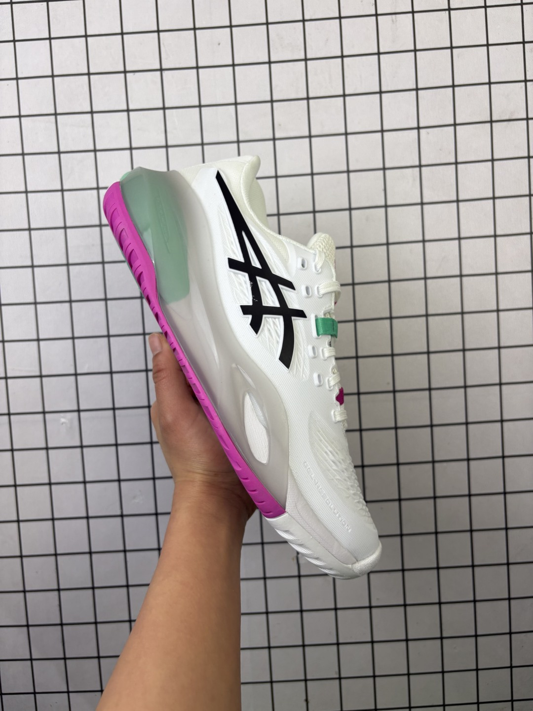 💰150
公司级✅ASICS GEL-RESOLUTION X 亚瑟士 专业网球鞋
没有鞋骨的设计 这是一种创新技术 它让脚底在每一次着地时都能感受到柔软而充足的缓冲 就像踩在棉花上一样 这种鞋子让你的双脚享受到近乎完美的舒适度
货号:1041A481-103
尺码:40.5 41.5 42 42.5 43.5 44 45 
编码给L