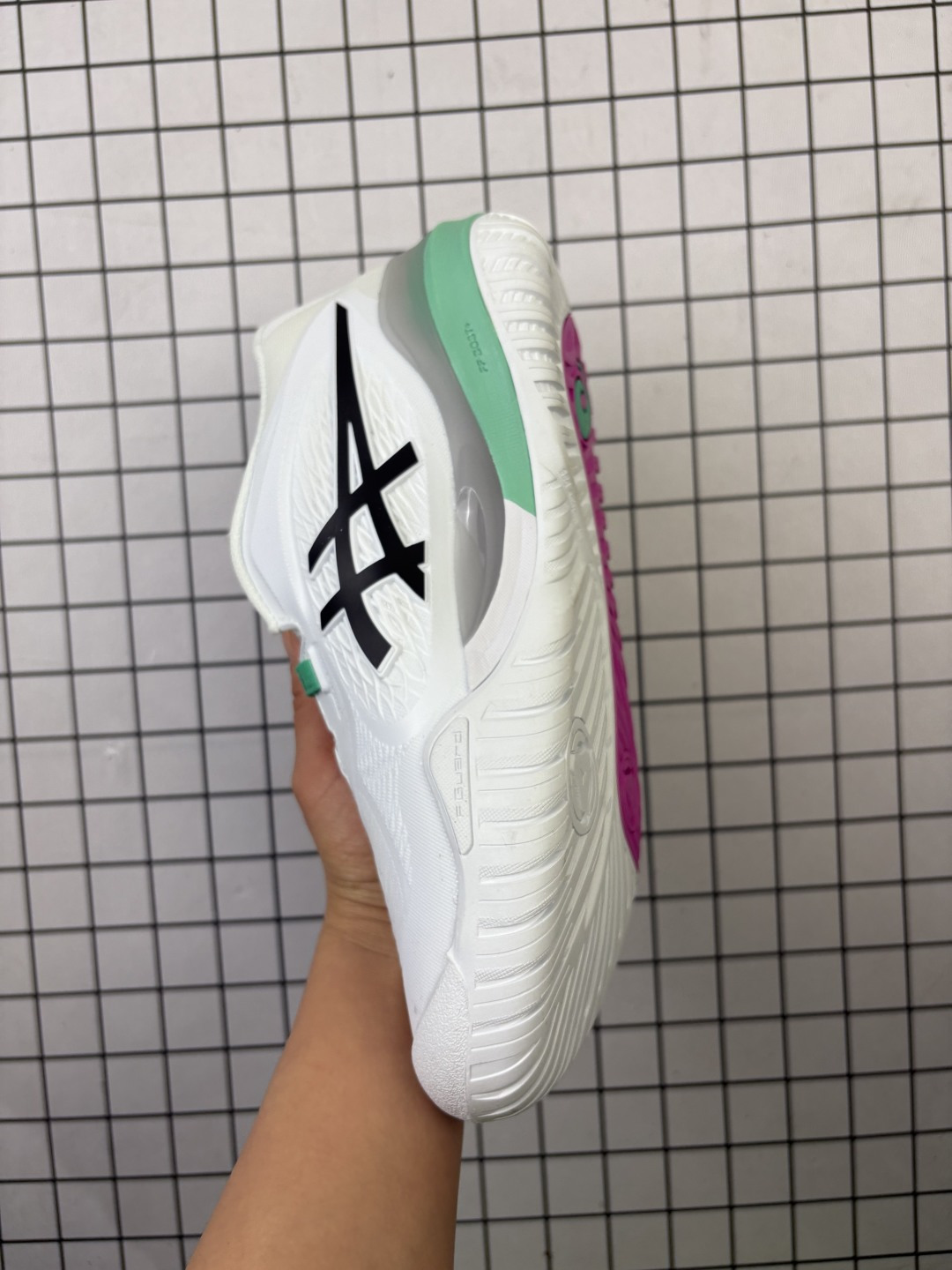 💰150
公司级✅ASICS GEL-RESOLUTION X 亚瑟士 专业网球鞋
没有鞋骨的设计 这是一种创新技术 它让脚底在每一次着地时都能感受到柔软而充足的缓冲 就像踩在棉花上一样 这种鞋子让你的双脚享受到近乎完美的舒适度
货号:1041A481-103
尺码:40.5 41.5 42 42.5 43.5 44 45 
编码给L