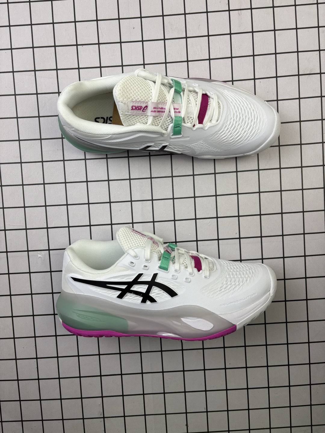 💰150
公司级✅ASICS GEL-RESOLUTION X 亚瑟士 专业网球鞋
没有鞋骨的设计 这是一种创新技术 它让脚底在每一次着地时都能感受到柔软而充足的缓冲 就像踩在棉花上一样 这种鞋子让你的双脚享受到近乎完美的舒适度
货号:1041A481-103
尺码:40.5 41.5 42 42.5 43.5 44 45 
编码给L