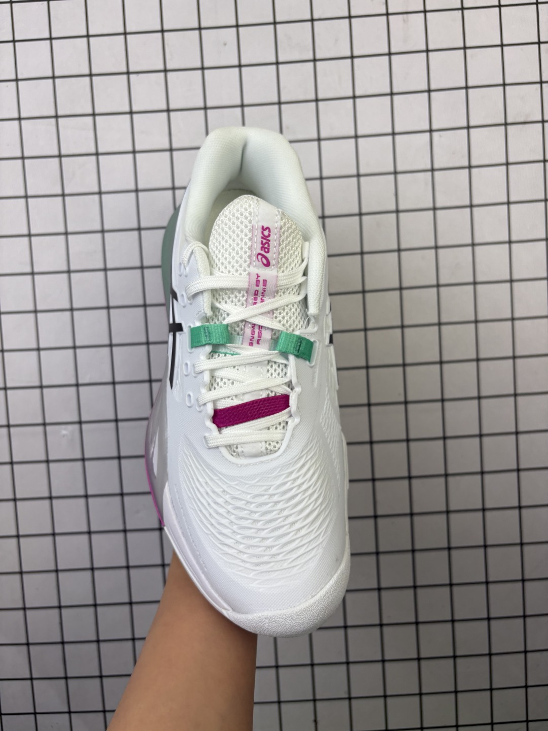 💰150
公司级✅ASICS GEL-RESOLUTION X 亚瑟士 专业网球鞋
没有鞋骨的设计 这是一种创新技术 它让脚底在每一次着地时都能感受到柔软而充足的缓冲 就像踩在棉花上一样 这种鞋子让你的双脚享受到近乎完美的舒适度
货号:1041A481-103
尺码:40.5 41.5 42 42.5 43.5 44 45 
编码给L