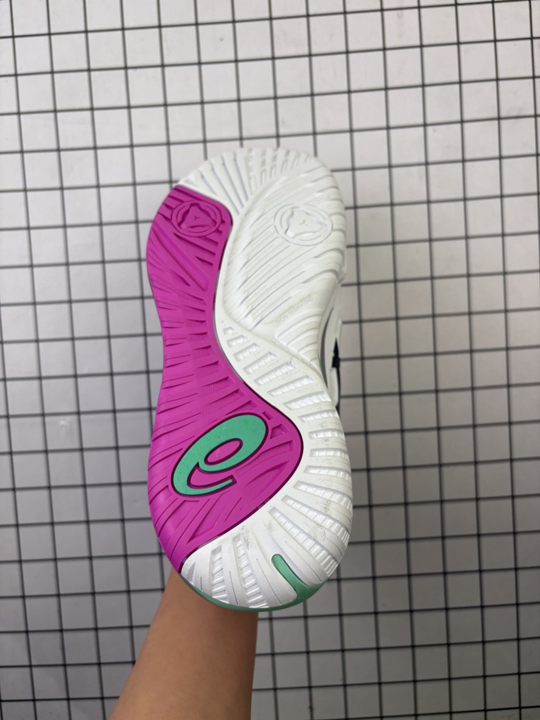 💰150
公司级✅ASICS GEL-RESOLUTION X 亚瑟士 专业网球鞋
没有鞋骨的设计 这是一种创新技术 它让脚底在每一次着地时都能感受到柔软而充足的缓冲 就像踩在棉花上一样 这种鞋子让你的双脚享受到近乎完美的舒适度
货号:1041A481-103
尺码:40.5 41.5 42 42.5 43.5 44 45 
编码给L