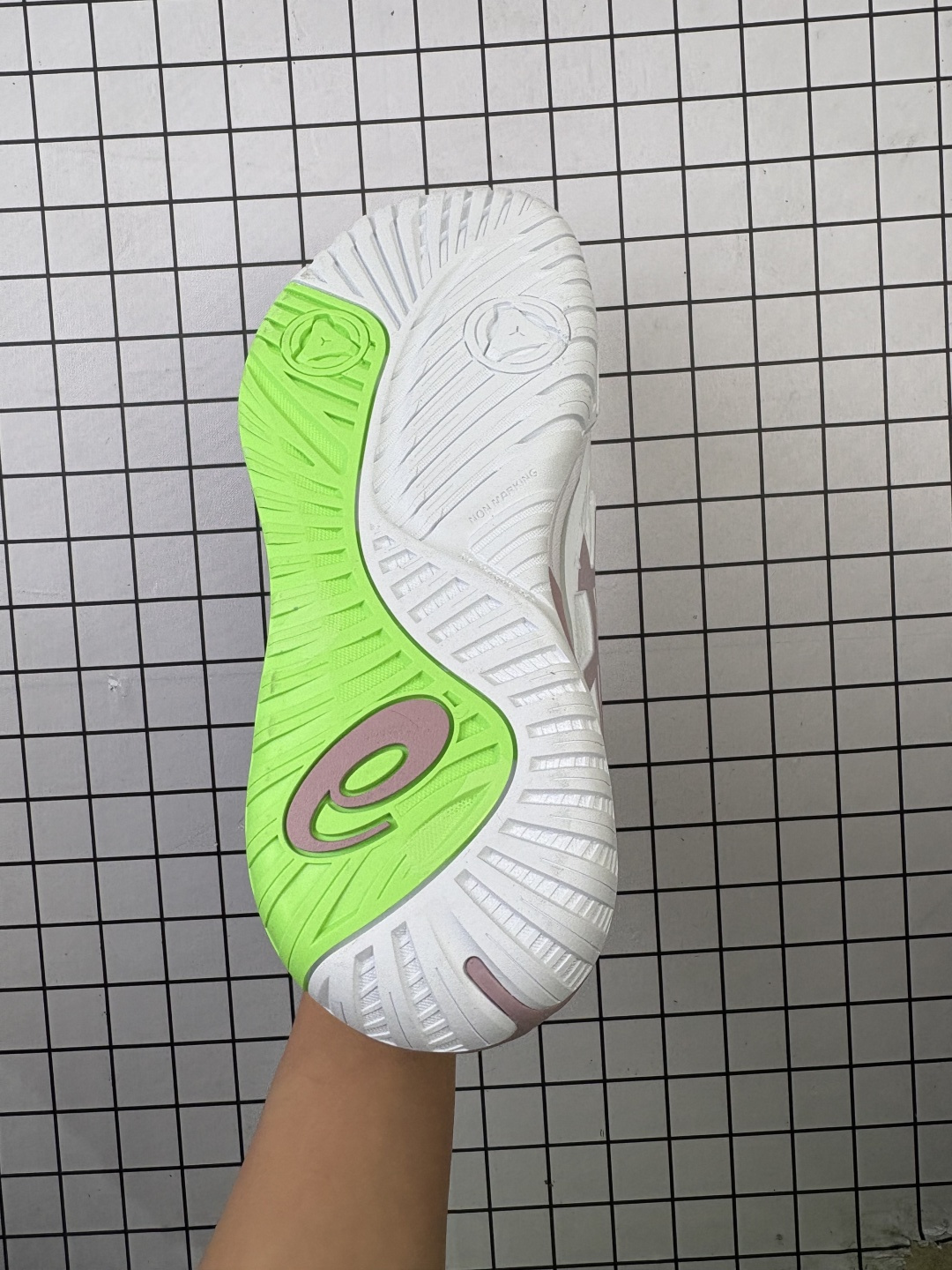 💰150
公司级✅ASICS GEL-RESOLUTION X 亚瑟士 专业网球鞋
没有鞋骨的设计 这是一种创新技术 它让脚底在每一次着地时都能感受到柔软而充足的缓冲 就像踩在棉花上一样 这种鞋子让你的双脚享受到近乎完美的舒适度
货号:1041A481-103
尺码:36-40
编码给L