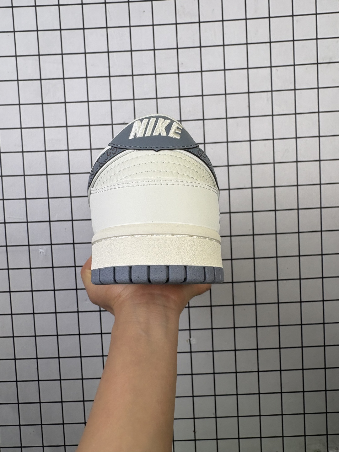 💰170
Nike/耐克 男女鞋真标半码制，全新2021版更新数据窄楦翘头版型，采用特殊格利特金葱粉皮革鞋面材质，缜密拉帮中底布，鞋垫嵌EVA缓震物料及背胶，内置气垫及耐磨橡胶大底❗️创意定制配色,联乘意大利奢侈品牌-古驰Gucci x Nike SB Dunk Low"Esquisite Gucci"扣篮系列低帮休闲运动滑板板鞋“ CS1688-121

类型：男女鞋
码数：36 36.5 37.5 38 38.5 39 40 40.5 41 42 42.5 43 44 45
编码577