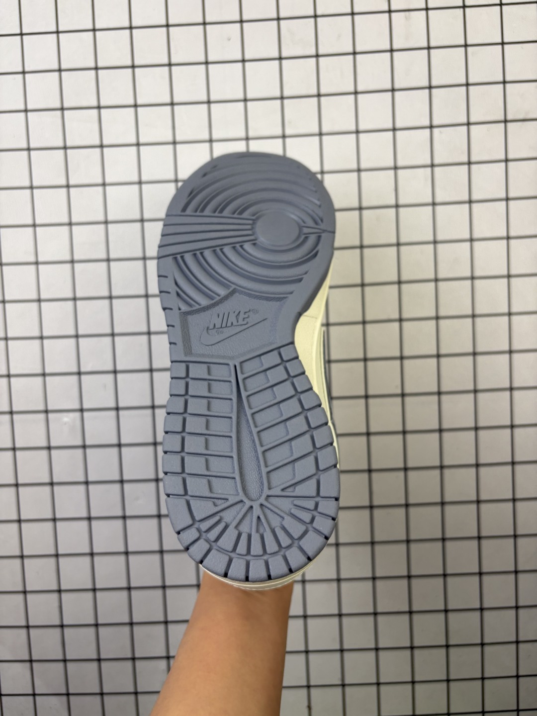 💰170
Nike/耐克 男女鞋真标半码制，全新2021版更新数据窄楦翘头版型，采用特殊格利特金葱粉皮革鞋面材质，缜密拉帮中底布，鞋垫嵌EVA缓震物料及背胶，内置气垫及耐磨橡胶大底❗️创意定制配色,联乘意大利奢侈品牌-古驰Gucci x Nike SB Dunk Low"Esquisite Gucci"扣篮系列低帮休闲运动滑板板鞋“ CS1688-121

类型：男女鞋
码数：36 36.5 37.5 38 38.5 39 40 40.5 41 42 42.5 43 44 45
编码577