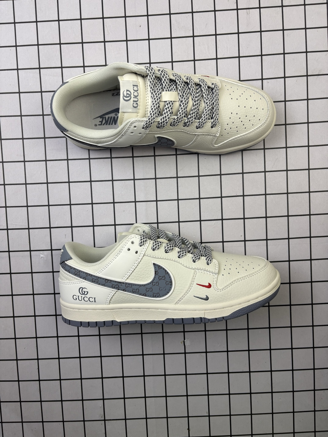 💰170
Nike/耐克 男女鞋真标半码制，全新2021版更新数据窄楦翘头版型，采用特殊格利特金葱粉皮革鞋面材质，缜密拉帮中底布，鞋垫嵌EVA缓震物料及背胶，内置气垫及耐磨橡胶大底❗️创意定制配色,联乘意大利奢侈品牌-古驰Gucci x Nike SB Dunk Low"Esquisite Gucci"扣篮系列低帮休闲运动滑板板鞋“ CS1688-121

类型：男女鞋
码数：36 36.5 37.5 38 38.5 39 40 40.5 41 42 42.5 43 44 45
编码577