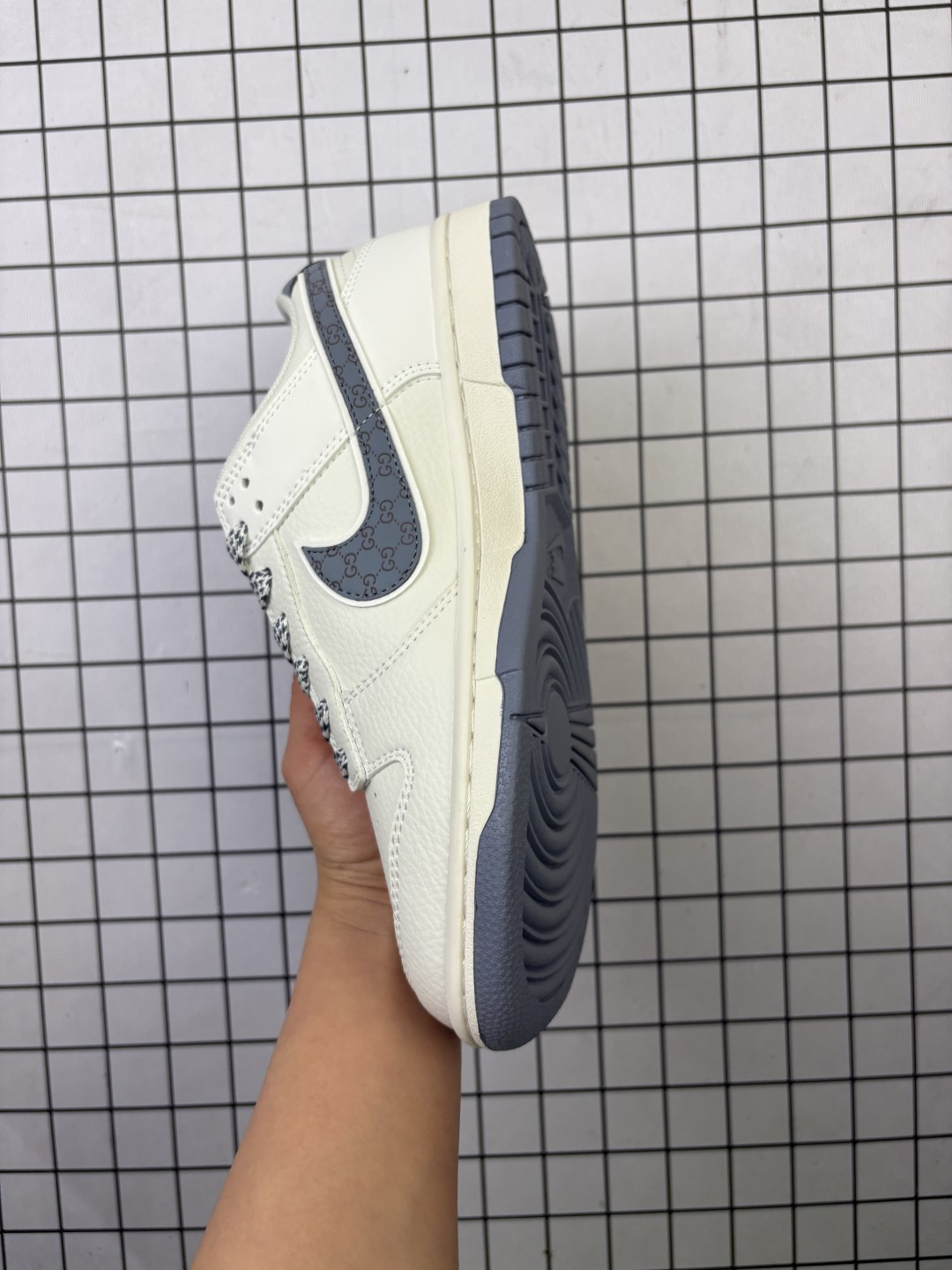 💰170
Nike/耐克 男女鞋真标半码制，全新2021版更新数据窄楦翘头版型，采用特殊格利特金葱粉皮革鞋面材质，缜密拉帮中底布，鞋垫嵌EVA缓震物料及背胶，内置气垫及耐磨橡胶大底❗️创意定制配色,联乘意大利奢侈品牌-古驰Gucci x Nike SB Dunk Low"Esquisite Gucci"扣篮系列低帮休闲运动滑板板鞋“ CS1688-121

类型：男女鞋
码数：36 36.5 37.5 38 38.5 39 40 40.5 41 42 42.5 43 44 45
编码577