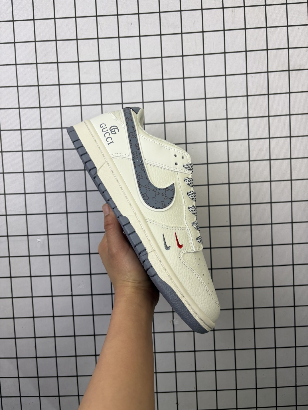 💰170
Nike/耐克 男女鞋真标半码制，全新2021版更新数据窄楦翘头版型，采用特殊格利特金葱粉皮革鞋面材质，缜密拉帮中底布，鞋垫嵌EVA缓震物料及背胶，内置气垫及耐磨橡胶大底❗️创意定制配色,联乘意大利奢侈品牌-古驰Gucci x Nike SB Dunk Low"Esquisite Gucci"扣篮系列低帮休闲运动滑板板鞋“ CS1688-121

类型：男女鞋
码数：36 36.5 37.5 38 38.5 39 40 40.5 41 42 42.5 43 44 45
编码577