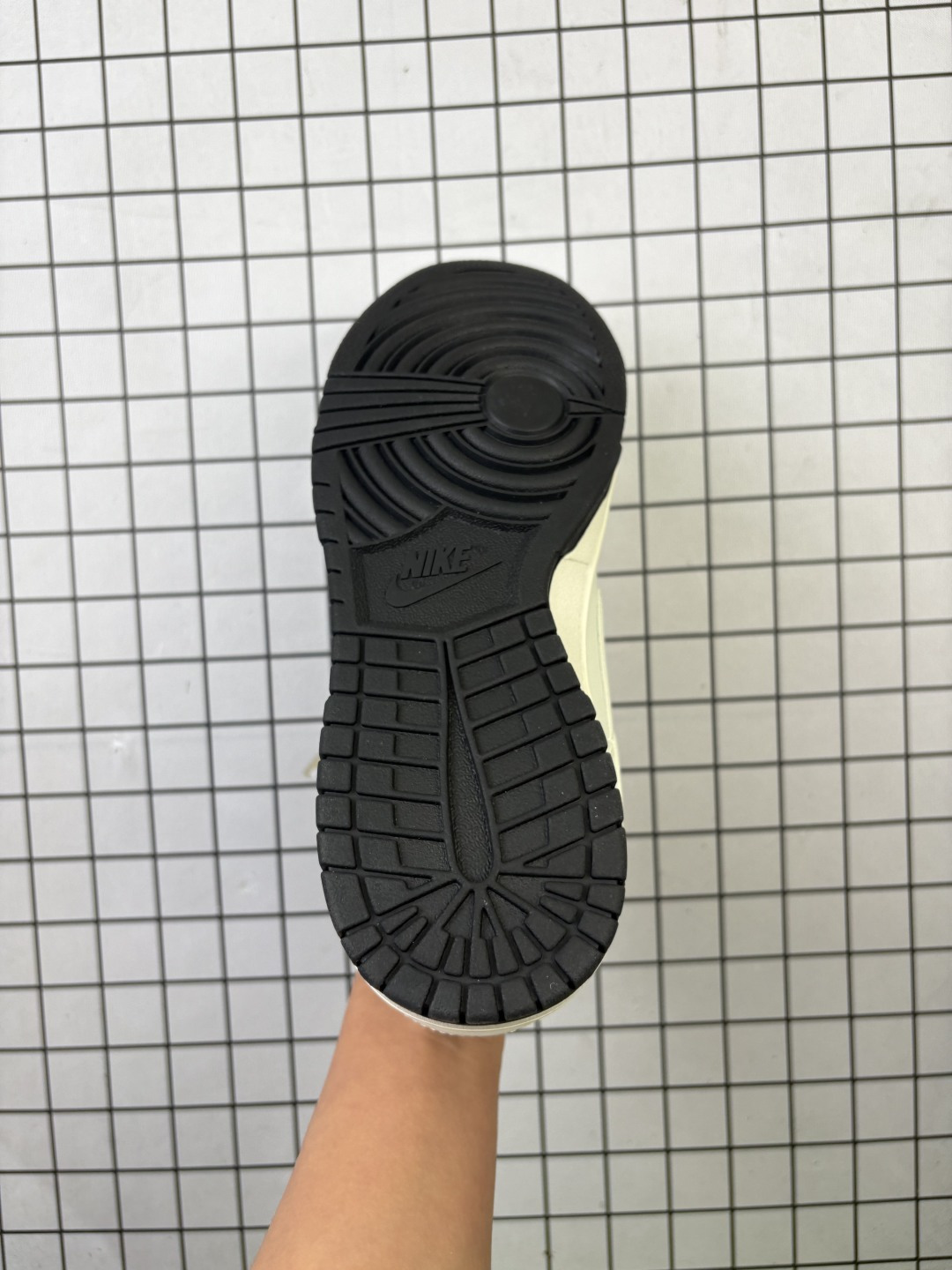 💰170
Nike/耐克 男女鞋真标半码制，全新2021版更新数据窄楦翘头版型，采用特殊格利特金葱粉皮革鞋面材质，缜密拉帮中底布，鞋垫嵌EVA缓震物料及背胶，内置气垫及耐磨橡胶大底❗️创意定制配色,联乘意大利奢侈品牌-古驰Gucci x Nike SB Dunk Low"Esquisite Gucci"扣篮系列低帮休闲运动滑板板鞋“ CS1688-121

类型：男女鞋
码数：36 36.5 37.5 38 38.5 39 40 40.5 41 42 42.5 43 44 45
编码577