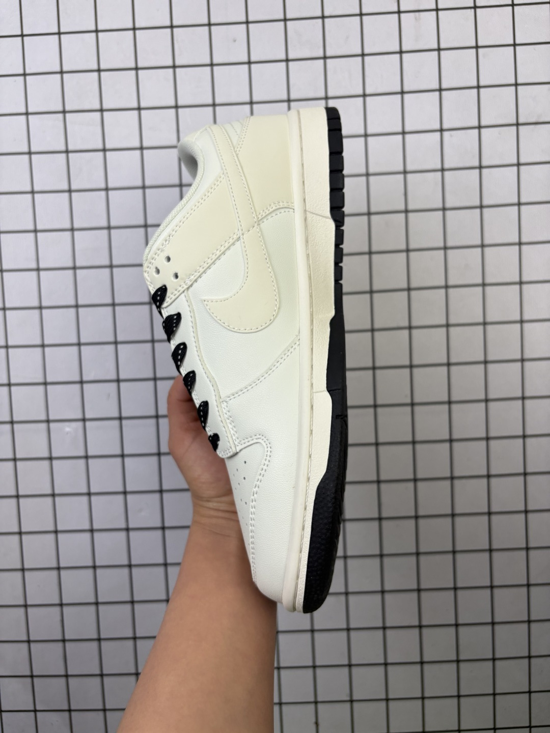 💰170
Nike/耐克 男女鞋真标半码制，全新2021版更新数据窄楦翘头版型，采用特殊格利特金葱粉皮革鞋面材质，缜密拉帮中底布，鞋垫嵌EVA缓震物料及背胶，内置气垫及耐磨橡胶大底❗️创意定制配色,联乘意大利奢侈品牌-古驰Gucci x Nike SB Dunk Low"Esquisite Gucci"扣篮系列低帮休闲运动滑板板鞋“ CS1688-121

类型：男女鞋
码数：36 36.5 37.5 38 38.5 39 40 40.5 41 42 42.5 43 44 45
编码577