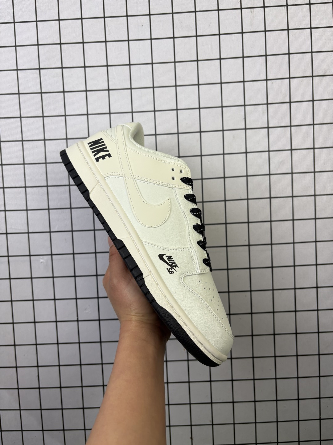 💰170
Nike/耐克 男女鞋真标半码制，全新2021版更新数据窄楦翘头版型，采用特殊格利特金葱粉皮革鞋面材质，缜密拉帮中底布，鞋垫嵌EVA缓震物料及背胶，内置气垫及耐磨橡胶大底❗️创意定制配色,联乘意大利奢侈品牌-古驰Gucci x Nike SB Dunk Low"Esquisite Gucci"扣篮系列低帮休闲运动滑板板鞋“ CS1688-121

类型：男女鞋
码数：36 36.5 37.5 38 38.5 39 40 40.5 41 42 42.5 43 44 45
编码577