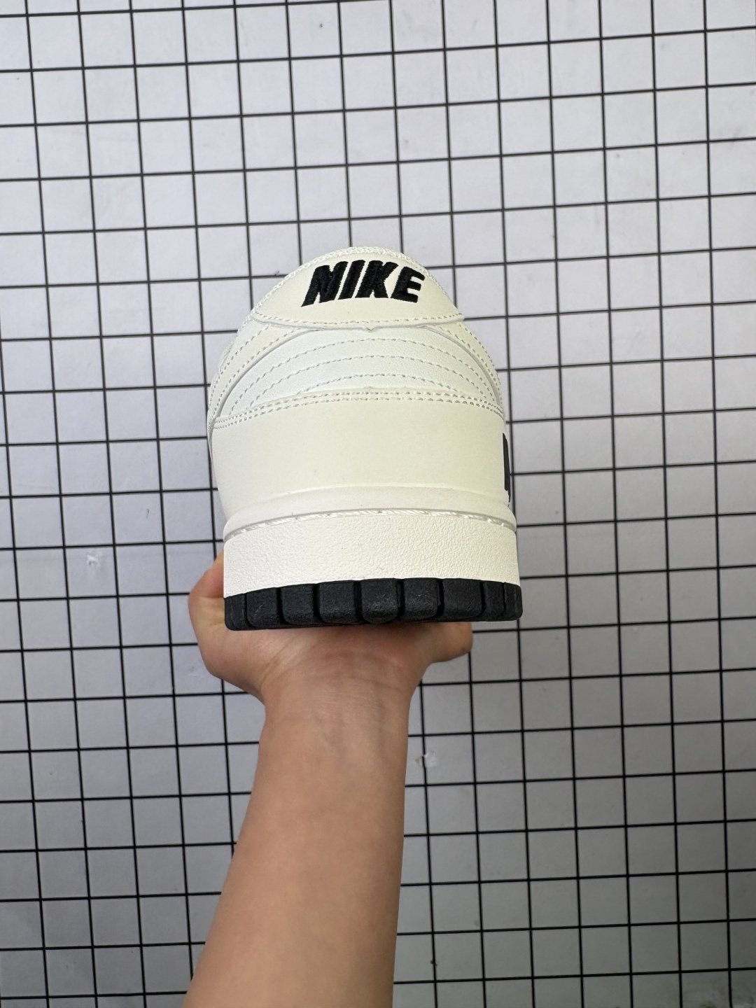 💰170
Nike/耐克 男女鞋真标半码制，全新2021版更新数据窄楦翘头版型，采用特殊格利特金葱粉皮革鞋面材质，缜密拉帮中底布，鞋垫嵌EVA缓震物料及背胶，内置气垫及耐磨橡胶大底❗️创意定制配色,联乘意大利奢侈品牌-古驰Gucci x Nike SB Dunk Low"Esquisite Gucci"扣篮系列低帮休闲运动滑板板鞋“ CS1688-121

类型：男女鞋
码数：36 36.5 37.5 38 38.5 39 40 40.5 41 42 42.5 43 44 45
编码577