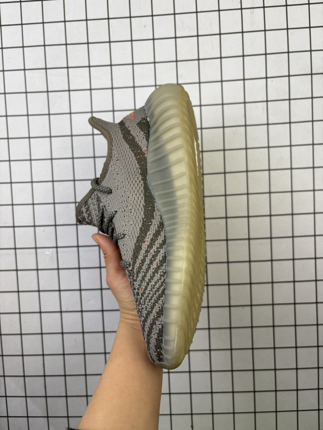 💰85
✅Adidas Yeezy 350 V2 原装配色
升级正确原装楦型开发纸版 完美鞋型Adidas Yeezy350V2终极性价比版本，很多人拿去充顶级货卖！无解的鞋型，鞋面鞋底材料也与顶级版本无太大差异！工厂理念很纯粹，就是让更多人花最低的价钱穿上好鞋  
货号：CP9366
尺码：36 36.5 37 38 38.5 39 40 40.5 41 42 42.5 43 44 45 46
编码771