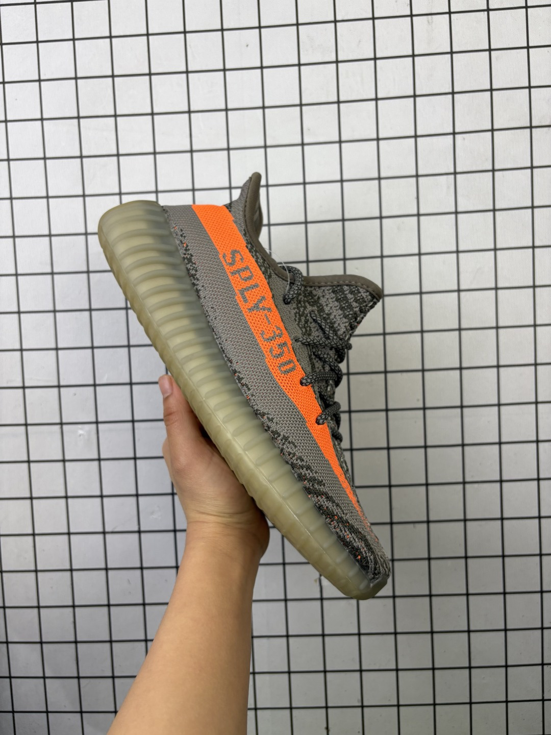 💰85
✅Adidas Yeezy 350 V2 原装配色
升级正确原装楦型开发纸版 完美鞋型Adidas Yeezy350V2终极性价比版本，很多人拿去充顶级货卖！无解的鞋型，鞋面鞋底材料也与顶级版本无太大差异！工厂理念很纯粹，就是让更多人花最低的价钱穿上好鞋  
货号：CP9366
尺码：36 36.5 37 38 38.5 39 40 40.5 41 42 42.5 43 44 45 46
编码771