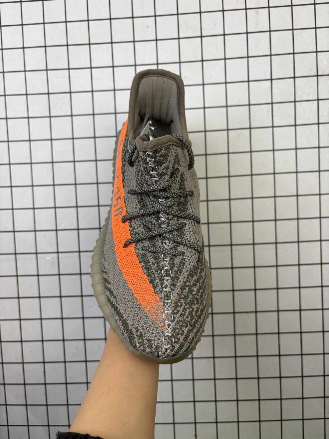 💰85
✅Adidas Yeezy 350 V2 原装配色
升级正确原装楦型开发纸版 完美鞋型Adidas Yeezy350V2终极性价比版本，很多人拿去充顶级货卖！无解的鞋型，鞋面鞋底材料也与顶级版本无太大差异！工厂理念很纯粹，就是让更多人花最低的价钱穿上好鞋  
货号：CP9366
尺码：36 36.5 37 38 38.5 39 40 40.5 41 42 42.5 43 44 45 46
编码771