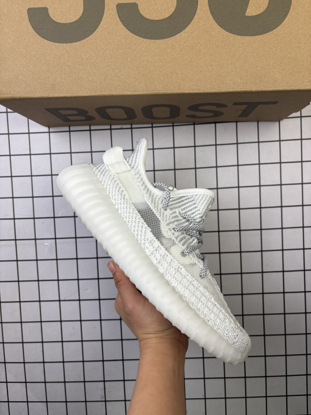 Adidas Yeezy 350 V2 原装配色 升级正确原装楦型开发纸版 完美鞋型Adidas Yeezy350V2终极性价比版本,很多人拿去充顶级货卖!无解的鞋型,鞋面鞋底材料也与顶级版本无太大差异!工厂理念很纯粹,就是让更多人花最低的价钱穿上好鞋 货号:CP9366 编码771