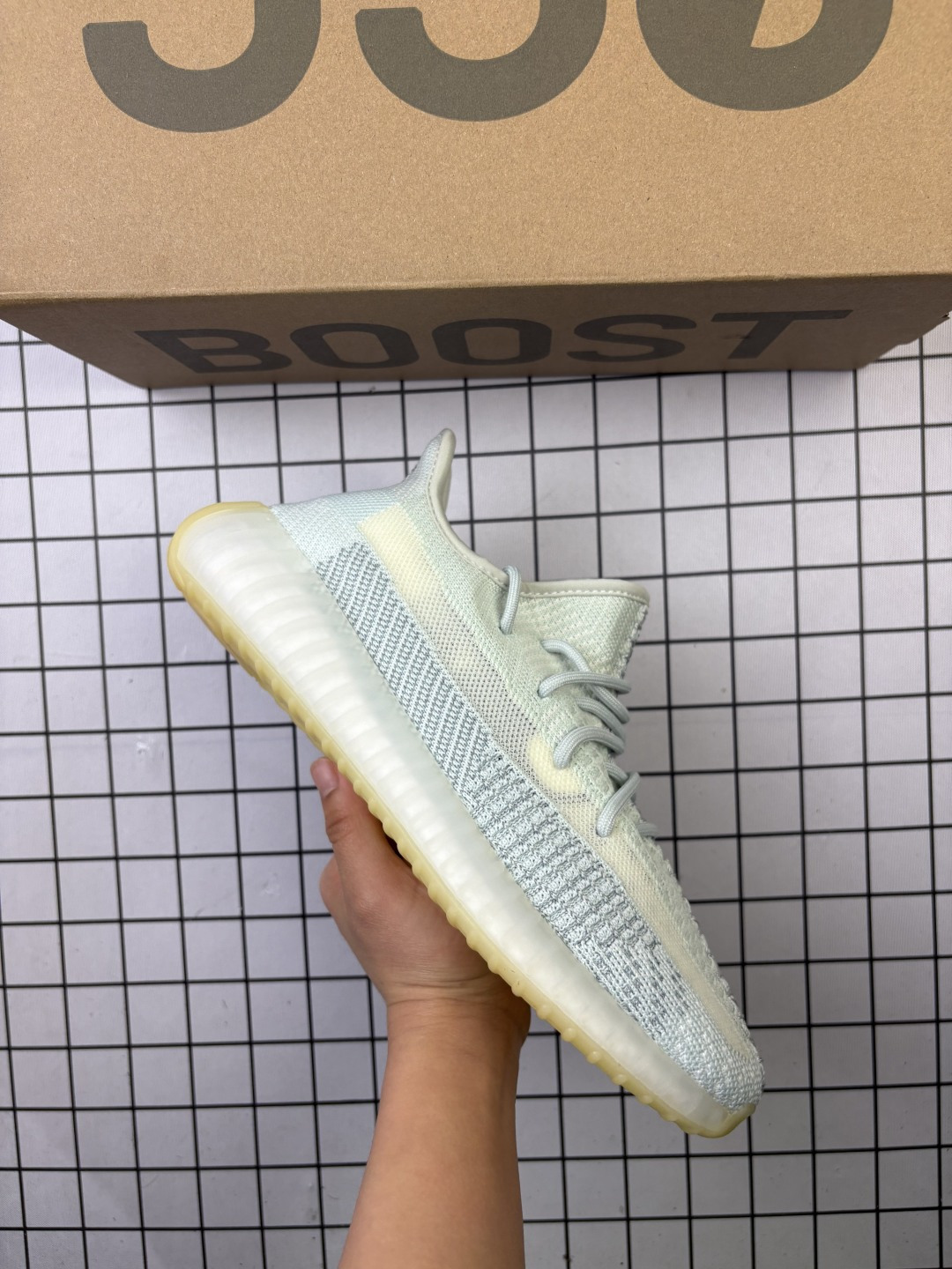 Adidas Yeezy 350 V2 原装配色 升级正确原装楦型开发纸版 完美鞋型Adidas Yeezy350V2终极性价比版本,很多人拿去充顶级货卖!无解的鞋型,鞋面鞋底材料也与顶级版本无太大差异!工厂理念很纯粹,就是让更多人花最低的价钱穿上好鞋 货号:CP9366 编码771