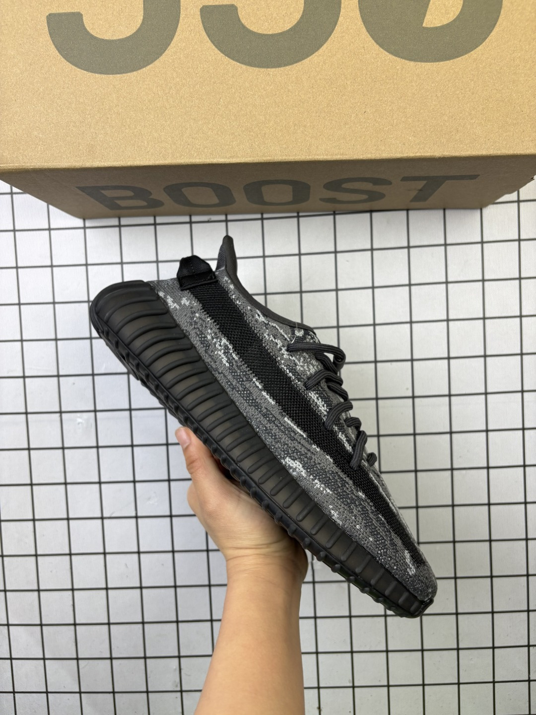 🈴💰85
✅Adidas Yeezy 350 V2 原装配色
升级正确原装楦型开发纸版 完美鞋型Adidas Yeezy350V2终极性价比版本，很多人拿去充顶级货卖！无解的鞋型，鞋面鞋底材料也与顶级版本无太大差异！工厂理念很纯粹，就是让更多人花最低的价钱穿上好鞋  
货号：CP9366
尺码：36 36.5 37 38 38.5 39 40 40.5 41 42 42.5 43 44 45 46
编码771