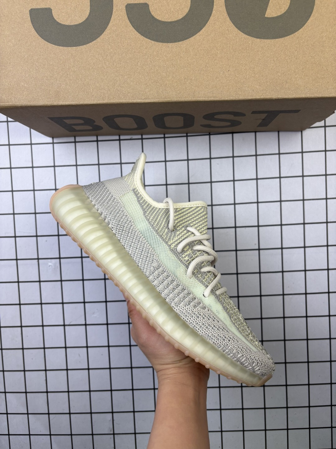 🈴💰85
✅Adidas Yeezy 350 V2 原装配色
升级正确原装楦型开发纸版 完美鞋型Adidas Yeezy350V2终极性价比版本，很多人拿去充顶级货卖！无解的鞋型，鞋面鞋底材料也与顶级版本无太大差异！工厂理念很纯粹，就是让更多人花最低的价钱穿上好鞋  
货号：CP9366
尺码：36 36.5 37 38 38.5 39 40 40.5 41 42 42.5 43 44 45 46
编码771