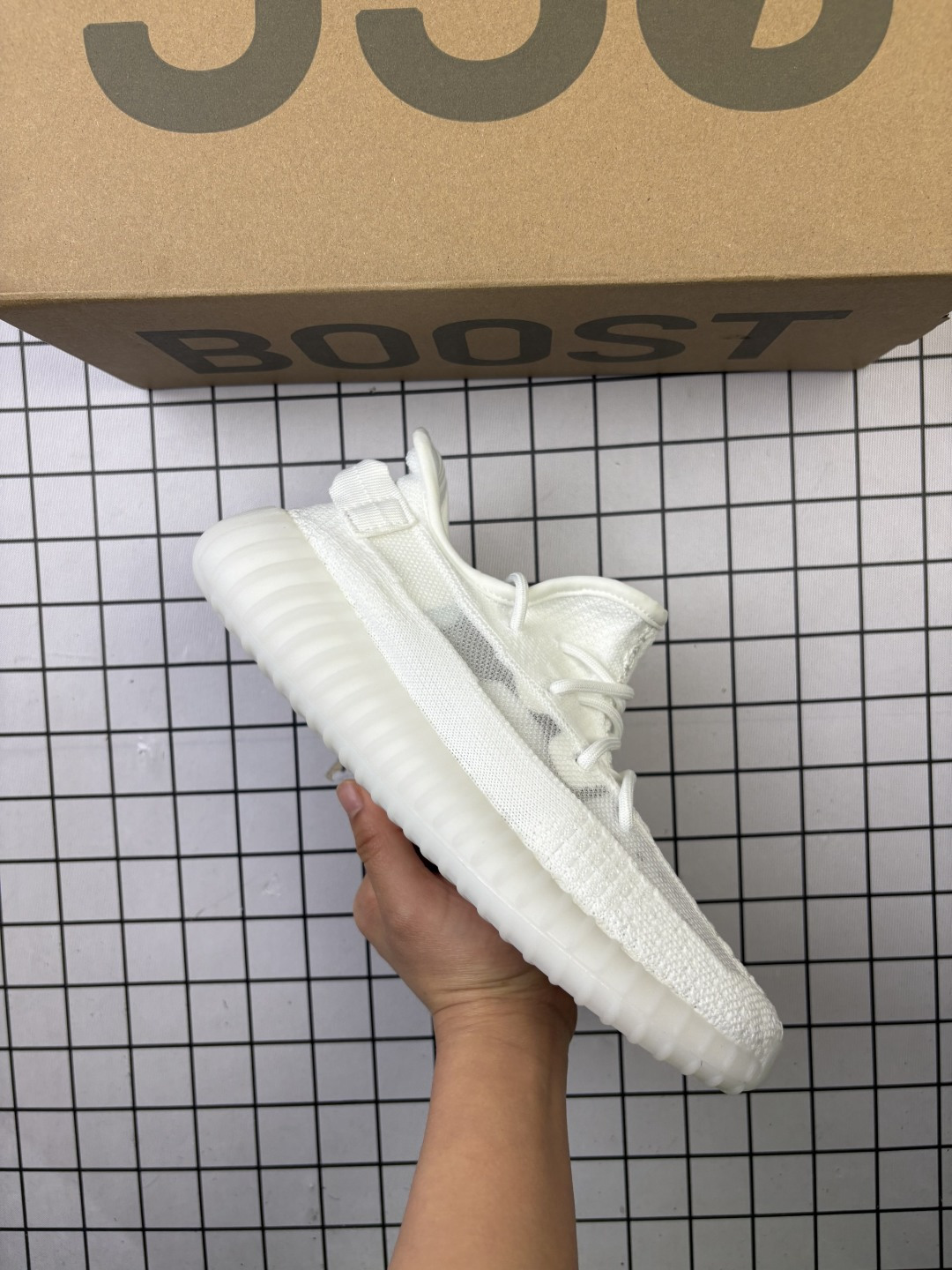 🈴💰85
✅Adidas Yeezy 350 V2 原装配色
升级正确原装楦型开发纸版 完美鞋型Adidas Yeezy350V2终极性价比版本，很多人拿去充顶级货卖！无解的鞋型，鞋面鞋底材料也与顶级版本无太大差异！工厂理念很纯粹，就是让更多人花最低的价钱穿上好鞋  
货号：CP9366
尺码：36 36.5 37 38 38.5 39 40 40.5 41 42 42.5 43 44 45 46
编码771