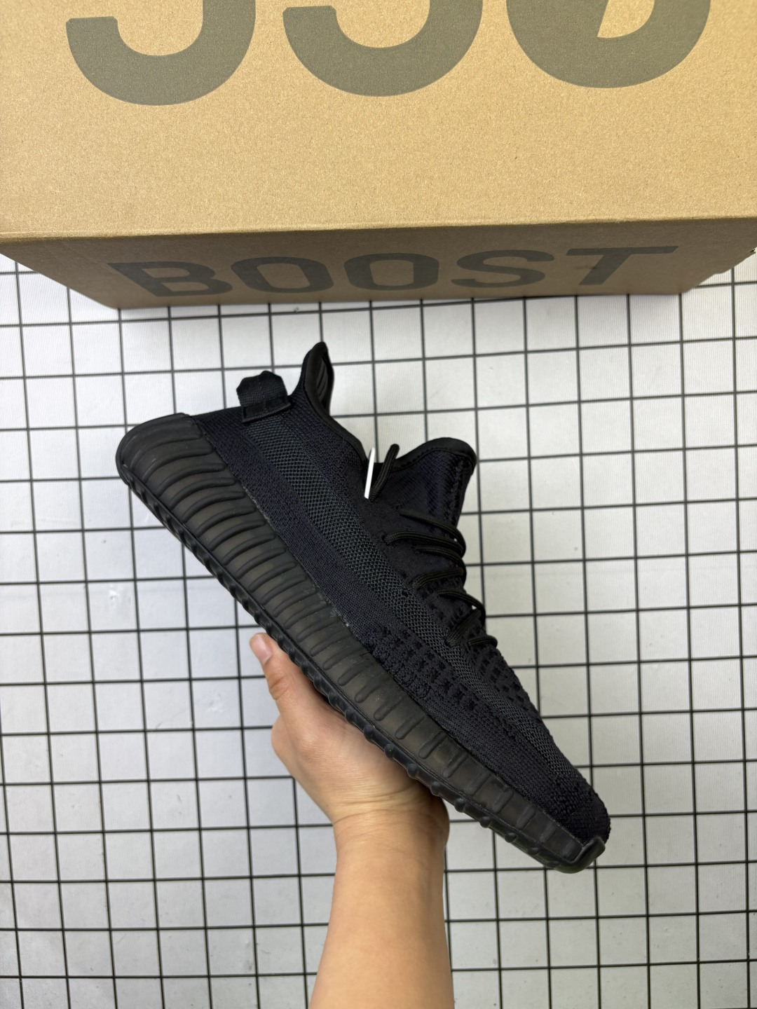 🈴💰85
✅Adidas Yeezy 350 V2 原装配色
升级正确原装楦型开发纸版 完美鞋型Adidas Yeezy350V2终极性价比版本，很多人拿去充顶级货卖！无解的鞋型，鞋面鞋底材料也与顶级版本无太大差异！工厂理念很纯粹，就是让更多人花最低的价钱穿上好鞋  
货号：CP9366
尺码：36 36.5 37 38 38.5 39 40 40.5 41 42 42.5 43 44 45 46
编码771