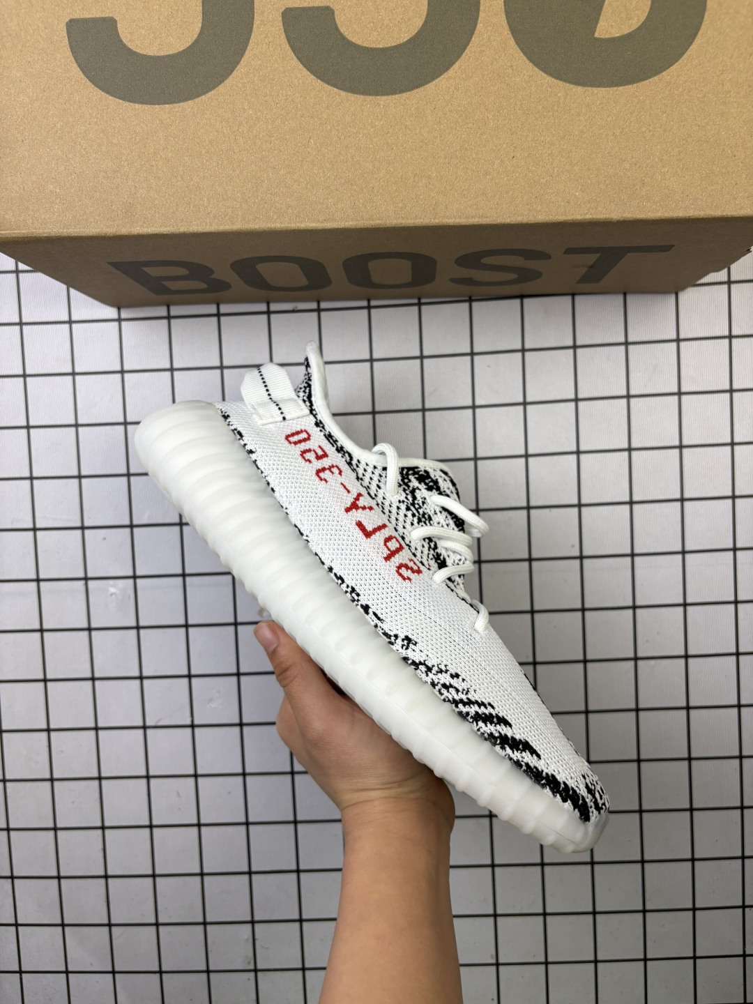 🈴💰85
✅Adidas Yeezy 350 V2 原装配色
升级正确原装楦型开发纸版 完美鞋型Adidas Yeezy350V2终极性价比版本，很多人拿去充顶级货卖！无解的鞋型，鞋面鞋底材料也与顶级版本无太大差异！工厂理念很纯粹，就是让更多人花最低的价钱穿上好鞋  
货号：CP9366
尺码：36 36.5 37 38 38.5 39 40 40.5 41 42 42.5 43 44 45 46
编码771