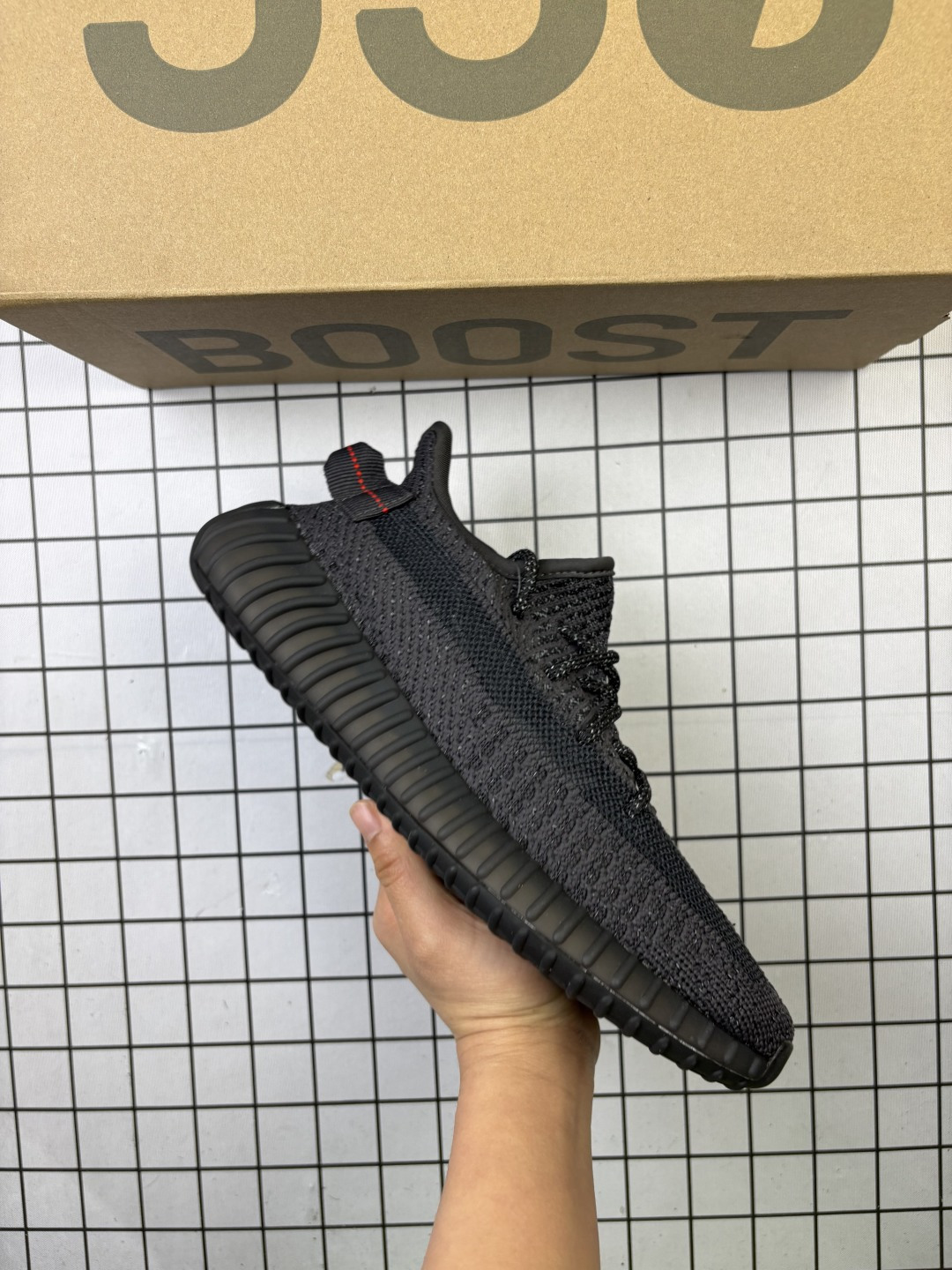 🈴💰85
✅Adidas Yeezy 350 V2 原装配色
升级正确原装楦型开发纸版 完美鞋型Adidas Yeezy350V2终极性价比版本，很多人拿去充顶级货卖！无解的鞋型，鞋面鞋底材料也与顶级版本无太大差异！工厂理念很纯粹，就是让更多人花最低的价钱穿上好鞋  
货号：CP9366
尺码：36 36.5 37 38 38.5 39 40 40.5 41 42 42.5 43 44 45 46
编码771