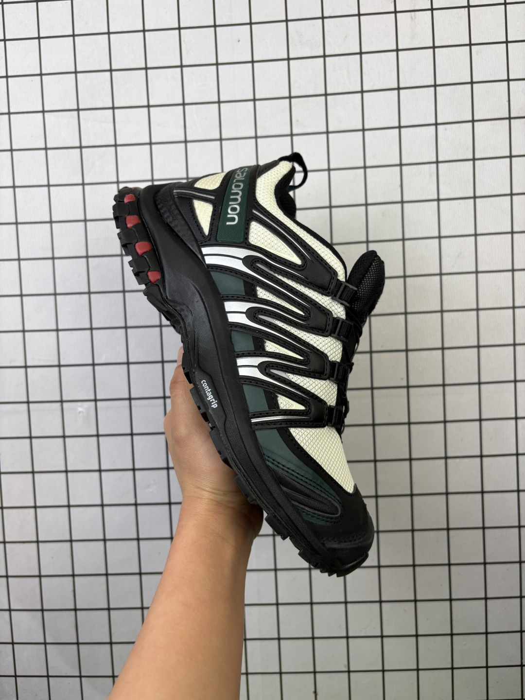 💰160
【公司级】SALOMON萨洛蒙 XA PRO 3D 户外运动 网布减震防滑透气 低帮跑步鞋 男女款运动鞋 沙场灰#萨洛蒙xapro3D 大面积的织物材质让质感超级棒。鞋腰侧身还有3D反光效果，夜里穿也更酷炫！鞋头、鞋带内里和两边都标注了鞋款系列信息，整体造型流畅，适合户外登山或者日常运动。后跟的TPU材质包裹，包裹感非常强，给人一种满满的安全感。 #SALOMON萨洛蒙  #萨洛蒙XA新配色  @salomon萨洛蒙

尺码:  36-45含半码
编码: 699