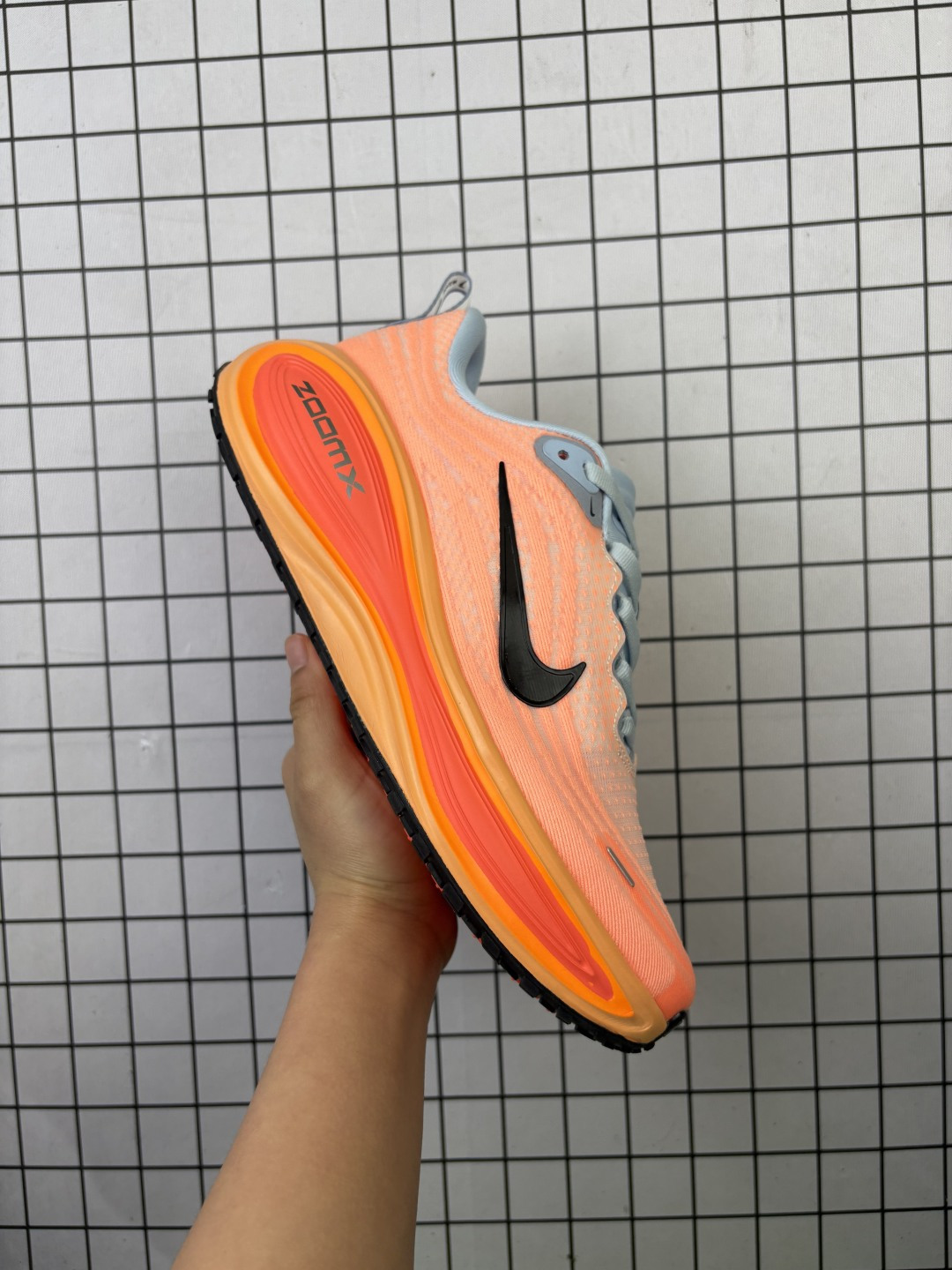 💰110
耐克Nike Vomero Plus 反转Swoosh｜跑鞋圈新王！厚底增高运动跑步鞋 时尚老爹鞋 这双Vomero Plus真的太绝了！反转Swoosh设计超有个性，缓震像踩云一样舒服，性价比吊打HOKA，跑渣必备啊！该鞋款采用创新设计，致敬Nike Run Club标志，并拥有升级的缓震科技，如ZoomX全大底和加厚后跟。中性色美学和3M反光条设计使其适合夜跑。此外，鞋垫内藏马拉松赛道图，鞋舌透气孔排成NRC字样，是耐克首次在跑鞋上使用反向Swoosh。市场预期该鞋款将成为年度断货王，与HOKA等品牌竞争。

货号:  HV8150
尺码:  40-45含半码
编码:  699