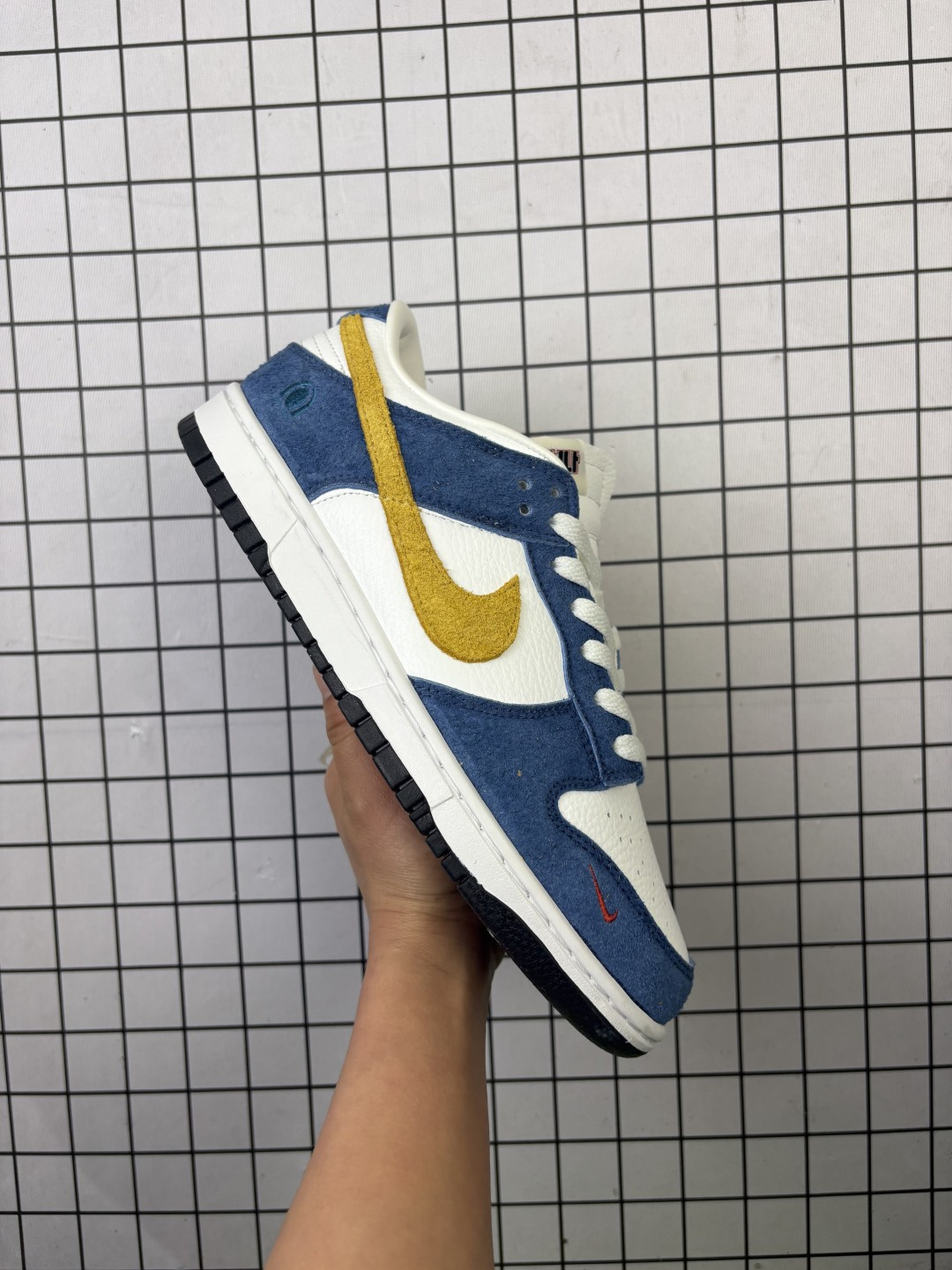 💰110
耐克 Nike Sb Dunk Low Pro 男女同款运动鞋复古板鞋，尽情迈步，彰显个性风采。采用柔软皮革鞋面，经久耐穿，塑就如元年款 Dunk 般的复古质感。鞋头透气孔，搭配鞋口和鞋舌形状，忠实沿袭元年款经典外观。全掌型橡胶外底，造就非凡抓地力。Dunk 起初专为篮球运动打造，于 80 年代末成为滑板界新宠，现已跃升成为街头时尚标杆。加垫低帮鞋口结合耐穿外底，助你自信舞动。
货号：CZ65010 100
编码：707
36-45