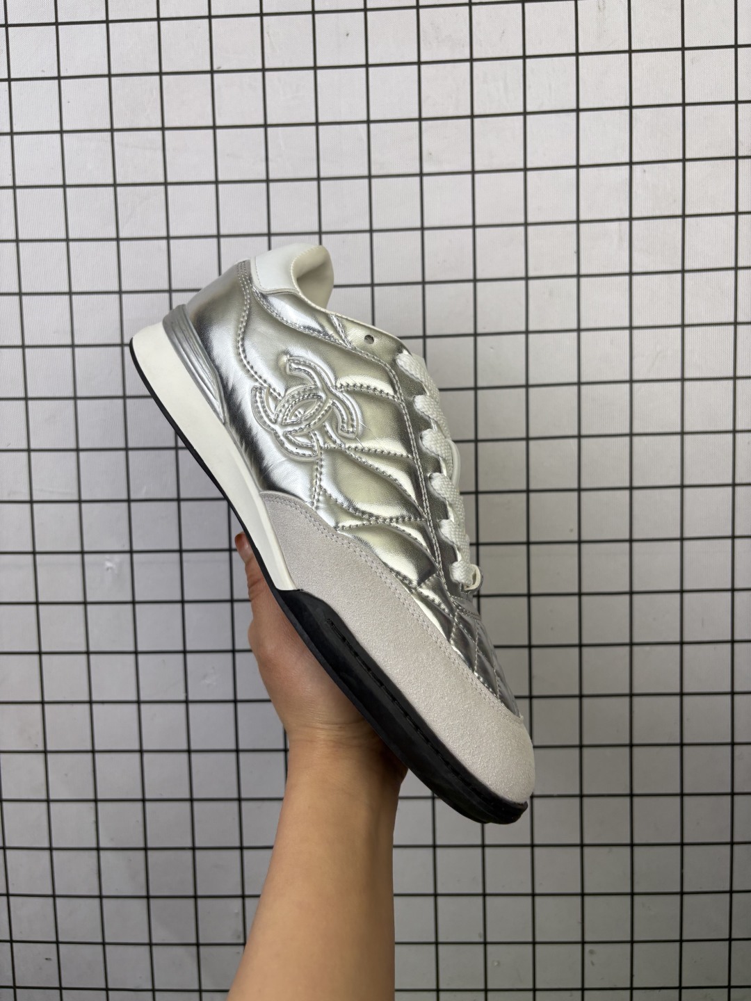 💰180
小红书爆款 香奈儿 明星同款 新款时尚百搭休闲款 鞋面走线精整 清晰质感 原单品质 采用家族工艺 高端时尚 简约大气 防滑舒耐磨休闲鞋
码数:36-40
编码762