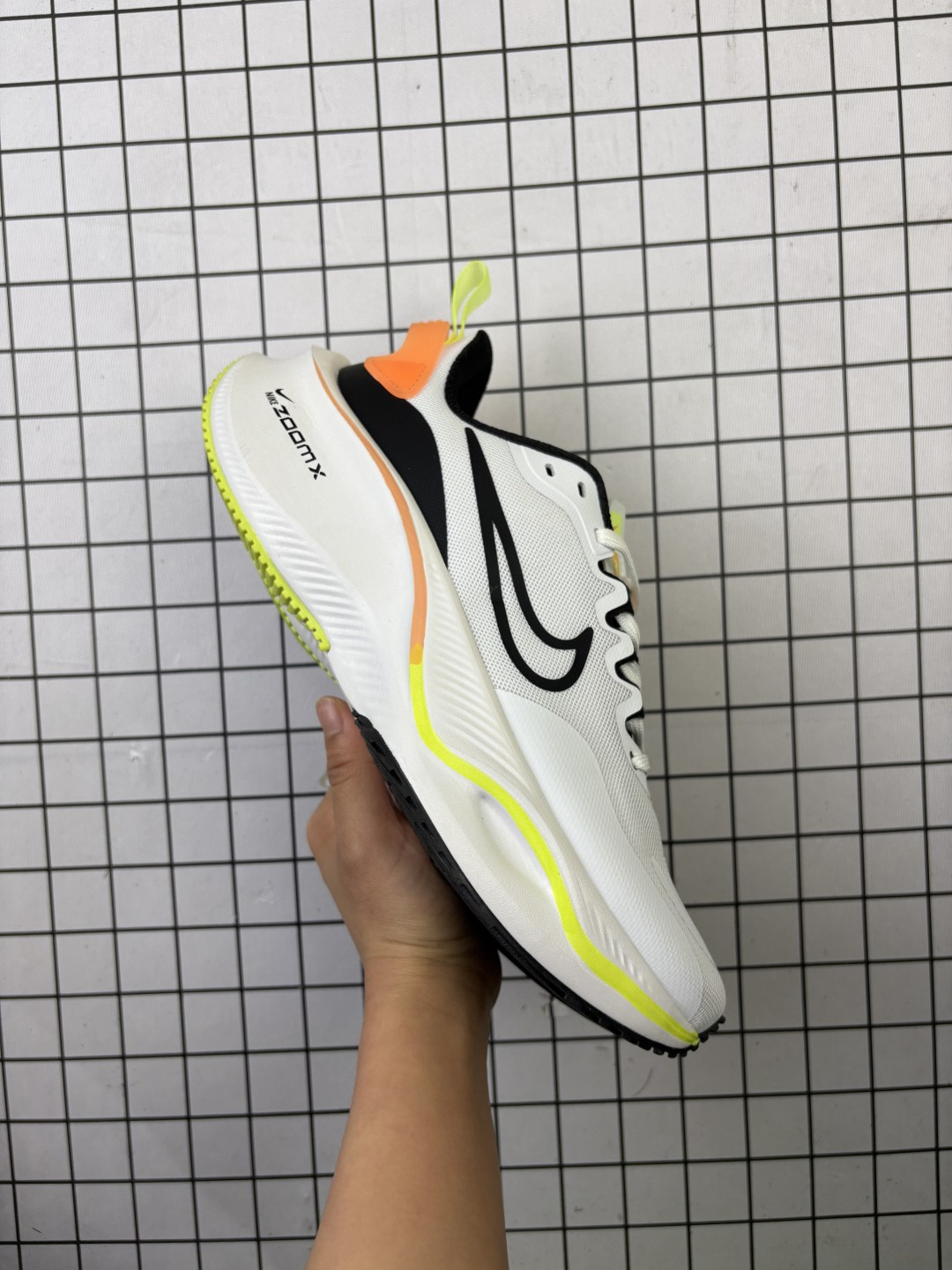 耐克Nike Pegasus ZoomX Plus 超跑飞马网面训练纯原跑步鞋CK4318-018,采用全掌ZoomX中底技术,具有即刻可用的回弹性能和推动感,无需长时间磨合即可体验优异反馈. ‌1核心技术特点:‌ZoomX中底‌:相比传统Zoom气垫,ZoomX材质无需磨合即可发挥优异回弹性能,提供即时反馈和推进力,适合追求快速响应的跑者.‌轻量化设计‌:中底密度梯度优化,前掌密度低至0.82g/cm3,后跟密度提升至1.05g/cm3,兼顾缓震与支撑性能. ‌‌支撑升级‌:采用3D打印TPU框架替代传统支撑撑条,精准适配足部形态,减少足部内翻风险. 货号:CK4318 编码: 凡K