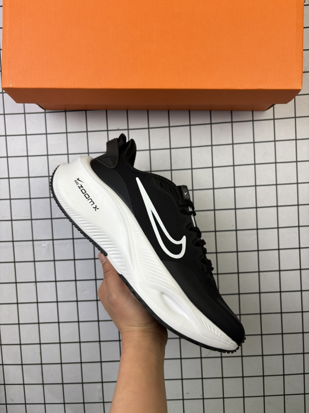 耐克Nike Pegasus ZoomX Plus 超跑飞马网面训练纯原跑步鞋CK4318-018,采用全掌ZoomX中底技术,具有即刻可用的回弹性能和推动感,无需长时间磨合即可体验优异反馈. ‌1核心技术特点:‌ZoomX中底‌:相比传统Zoom气垫,ZoomX材质无需磨合即可发挥优异回弹性能,提供即时反馈和推进力,适合追求快速响应的跑者.‌轻量化设计‌:中底密度梯度优化,前掌密度低至0.82g/cm3,后跟密度提升至1.05g/cm3,兼顾缓震与支撑性能. ‌‌支撑升级‌:采用3D打印TPU框架替代传统支撑撑条,精准适配足部形态,减少足部内翻风险. 货号:CK4318 编码: 凡K