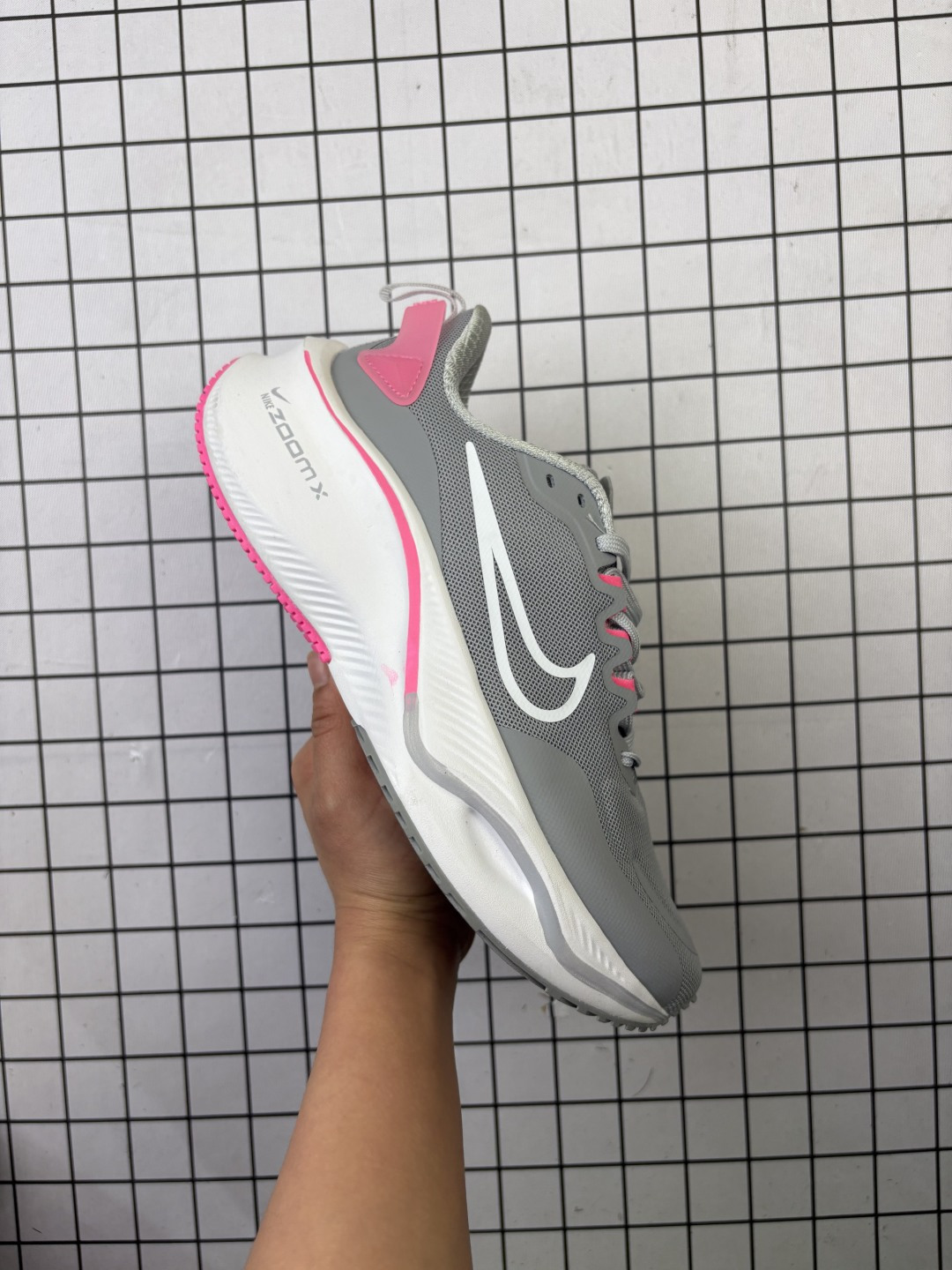 耐克Nike Pegasus ZoomX Plus 超跑飞马网面训练纯原跑步鞋CK4318-018,采用全掌ZoomX中底技术,具有即刻可用的回弹性能和推动感,无需长时间磨合即可体验优异反馈. ‌1核心技术特点:‌ZoomX中底‌:相比传统Zoom气垫,ZoomX材质无需磨合即可发挥优异回弹性能,提供即时反馈和推进力,适合追求快速响应的跑者.‌轻量化设计‌:中底密度梯度优化,前掌密度低至0.82g/cm3,后跟密度提升至1.05g/cm3,兼顾缓震与支撑性能. ‌‌支撑升级‌:采用3D打印TPU框架替代传统支撑撑条,精准适配足部形态,减少足部内翻风险. 货号:CK4318 编码: 凡K