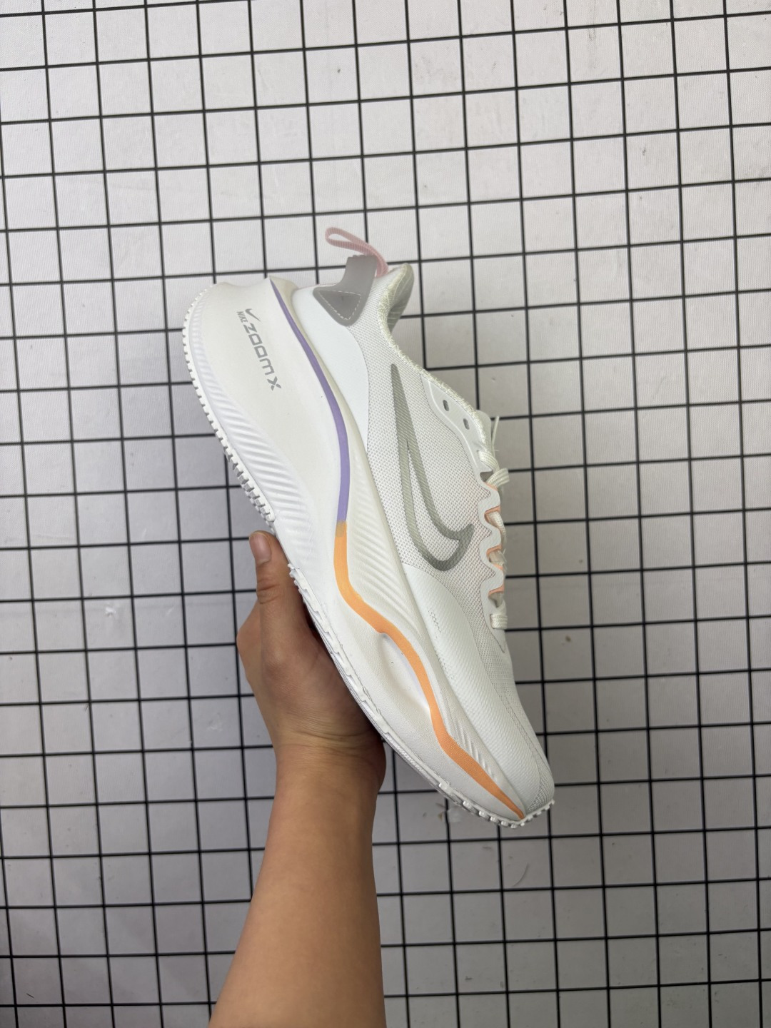 💰120
耐克Nike Pegasus ZoomX Plus 超跑飞马网面训练纯原跑步鞋CK4318-018，采用全掌ZoomX中底技术，具有即刻可用的回弹性能和推动感，无需长时间磨合即可体验优异反馈。 ‌1核心技术特点：‌ZoomX中底‌：相比传统Zoom气垫，ZoomX材质无需磨合即可发挥优异回弹性能，提供即时反馈和推进力，适合追求快速响应的跑者。‌轻量化设计‌：中底密度梯度优化，前掌密度低至0.82g/cm³，后跟密度提升至1.05g/cm³，兼顾缓震与支撑性能。 ‌‌支撑升级‌：采用3D打印TPU框架替代传统支撑撑条，精准适配足部形态，减少足部内翻风险。

货号：CK4318
尺码: 36-40
编码: 凡K
