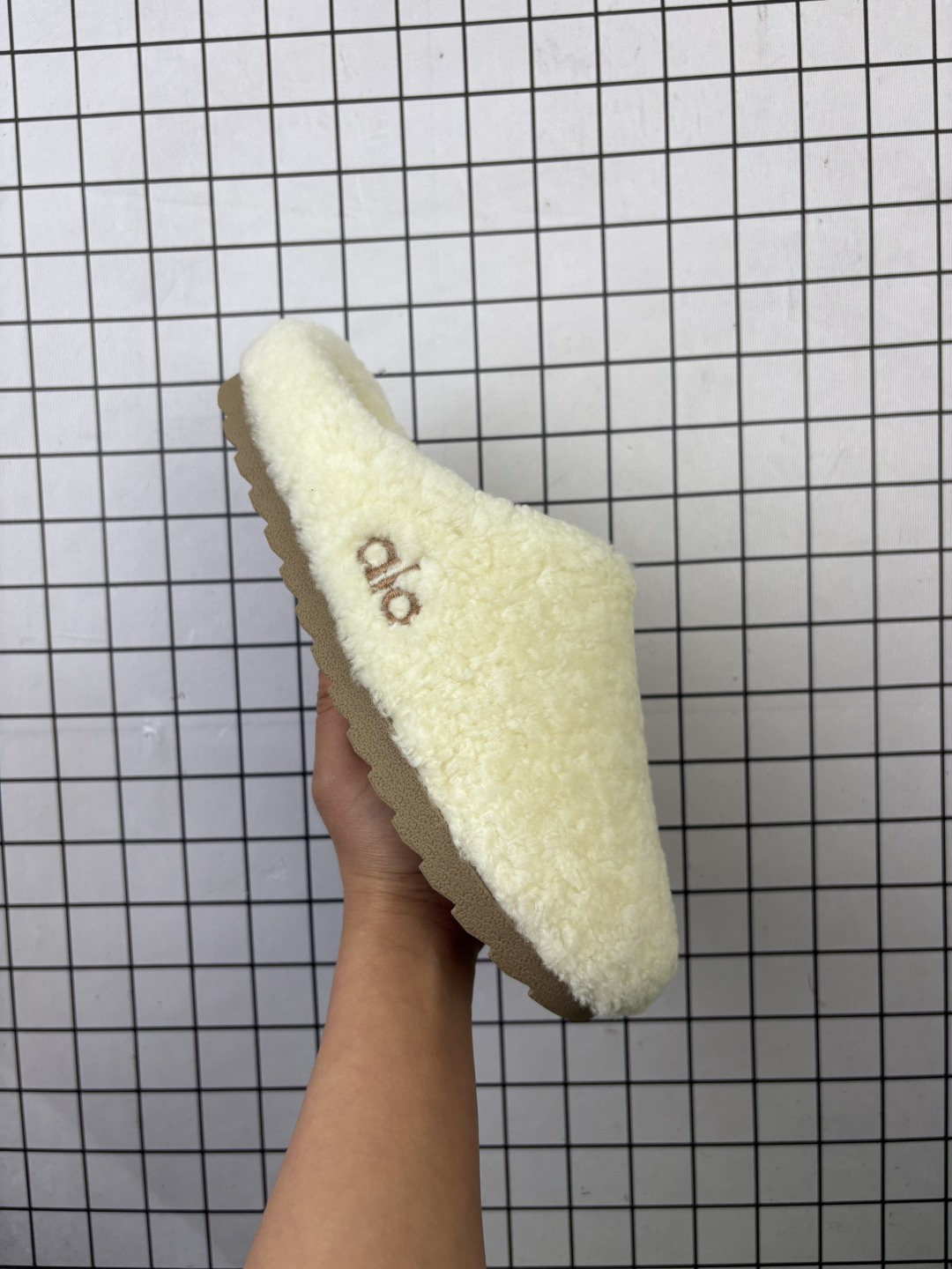 💰260
alo复古百搭半拖勃肯懒人鞋 暖冬加绒休闲时尚高颜值 舒适一脚蹬 包头拖鞋 货号：alo x01 CLAssIc

码数：35 36 37 38 39 40
编码753