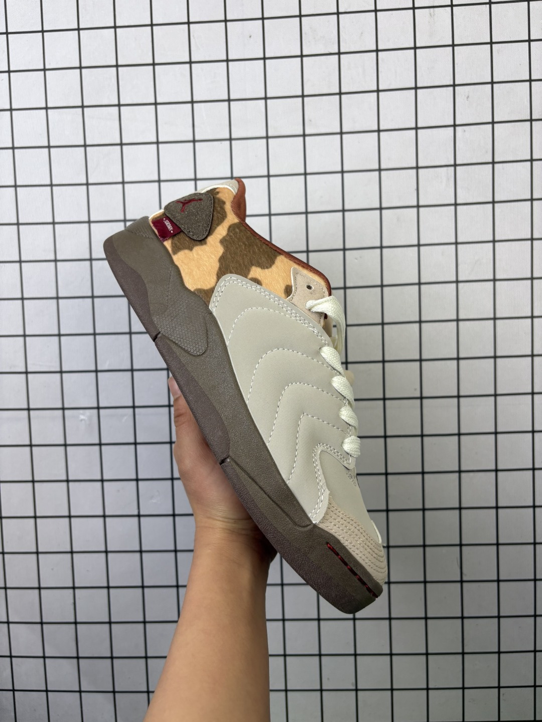 Air Jordan Session Low ”Somos Eternos“ 低帮 亡灵节系列 橙白色 乔丹篮球鞋系列 Jordan Session”永恒之境“以墨西哥亡灵节为灵感,通过深刻的文化故事与象征元素致敬这一传统节日.鞋身采用焦橙色皮革与米色麂皮材质,搭配夸张的立体分层结构覆面;奶油色鞋带与自然色调相得益彰,黑色饰边和生胶外底则赋予经典韵味.中底的裂纹图案暗喻着墨西哥传统节日中”生命、死亡与重生“的永恒主题,这也是亡灵节文化的核心内涵.鞋舌处特别定制了太阳与骷髅徽标替代常规Jumpman Logo标识,鞋垫印有棺椁图案以及”Por los que ya no están“(献给逝者)字样.鞋盒则采用海军蓝色特殊包装,盖面醒目印有”Somos Eternos“(我们永恒)字样. 货号:IQ1111-262 编码大Y