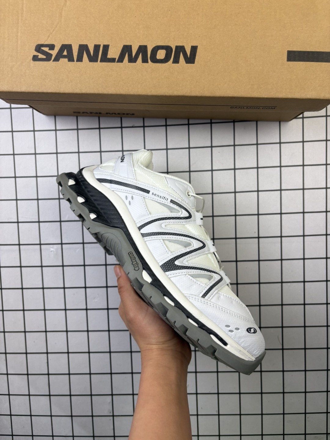 🈴💰120
Salomon/萨洛蒙 原楦原纸版开发版型,采用性能结构鞋面提供稳固支撑性,配置牛角扣系带开合,欧索莱环保去臭环型组合鞋垫,外置三层双层组合橡胶ACS科技全地形锯齿防滑大底❗️增添 GORE-TEX 升级版本!法国户外品牌-萨洛蒙/Salomon XT-6 Gore-Tex"Monument Phantom"天际系列低帮城市越野机能透气休闲运动鞋“雾灰黑白 473057
类型:男鞋
码数:40 41 42 43 44
编码:699