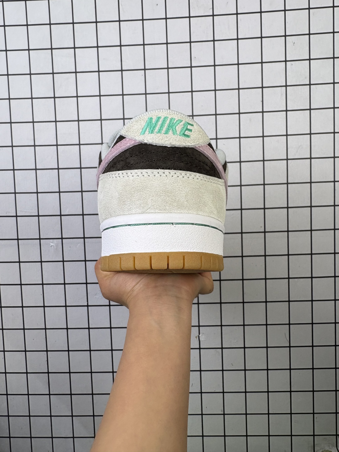 💰160
公司级 耐克 Nike Sb Dunk Low Pro 男女同款运动鞋复古板鞋,尽情迈步,彰显个性风采。采用柔软皮革鞋面,经久耐穿,塑就如元年款 Dunk 般的复古质感。鞋头透气孔,搭配鞋口和鞋舌形状,忠实沿袭元年款经典外观。全掌型橡胶外底,造就非凡抓地力。Dunk 起初专为篮球运动打造,于 80 年代末成为滑板界新宠,现已跃升成为街头时尚标杆。加垫低帮鞋口结合耐穿外底,助你自信舞动。
货号:HF3704
码数:36 36.5 37.5 38 38.5 39 40 40.5 41 42 42.5 43 44 45 46
编码699