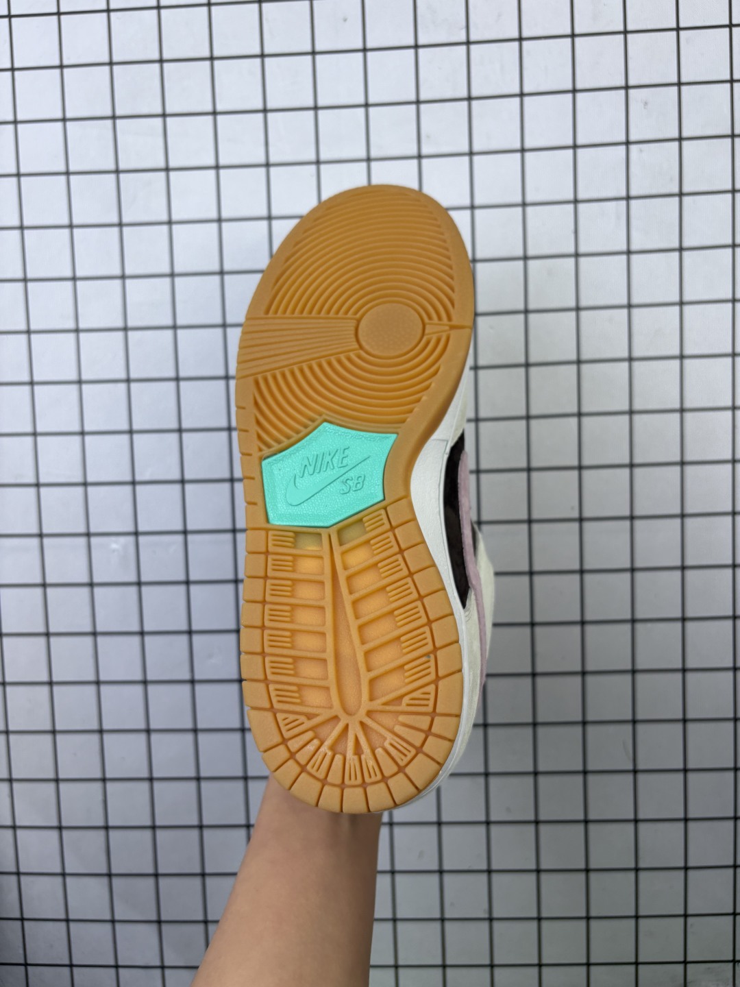 💰160
公司级 耐克 Nike Sb Dunk Low Pro 男女同款运动鞋复古板鞋,尽情迈步,彰显个性风采。采用柔软皮革鞋面,经久耐穿,塑就如元年款 Dunk 般的复古质感。鞋头透气孔,搭配鞋口和鞋舌形状,忠实沿袭元年款经典外观。全掌型橡胶外底,造就非凡抓地力。Dunk 起初专为篮球运动打造,于 80 年代末成为滑板界新宠,现已跃升成为街头时尚标杆。加垫低帮鞋口结合耐穿外底,助你自信舞动。
货号:HF3704
码数:36 36.5 37.5 38 38.5 39 40 40.5 41 42 42.5 43 44 45 46
编码699