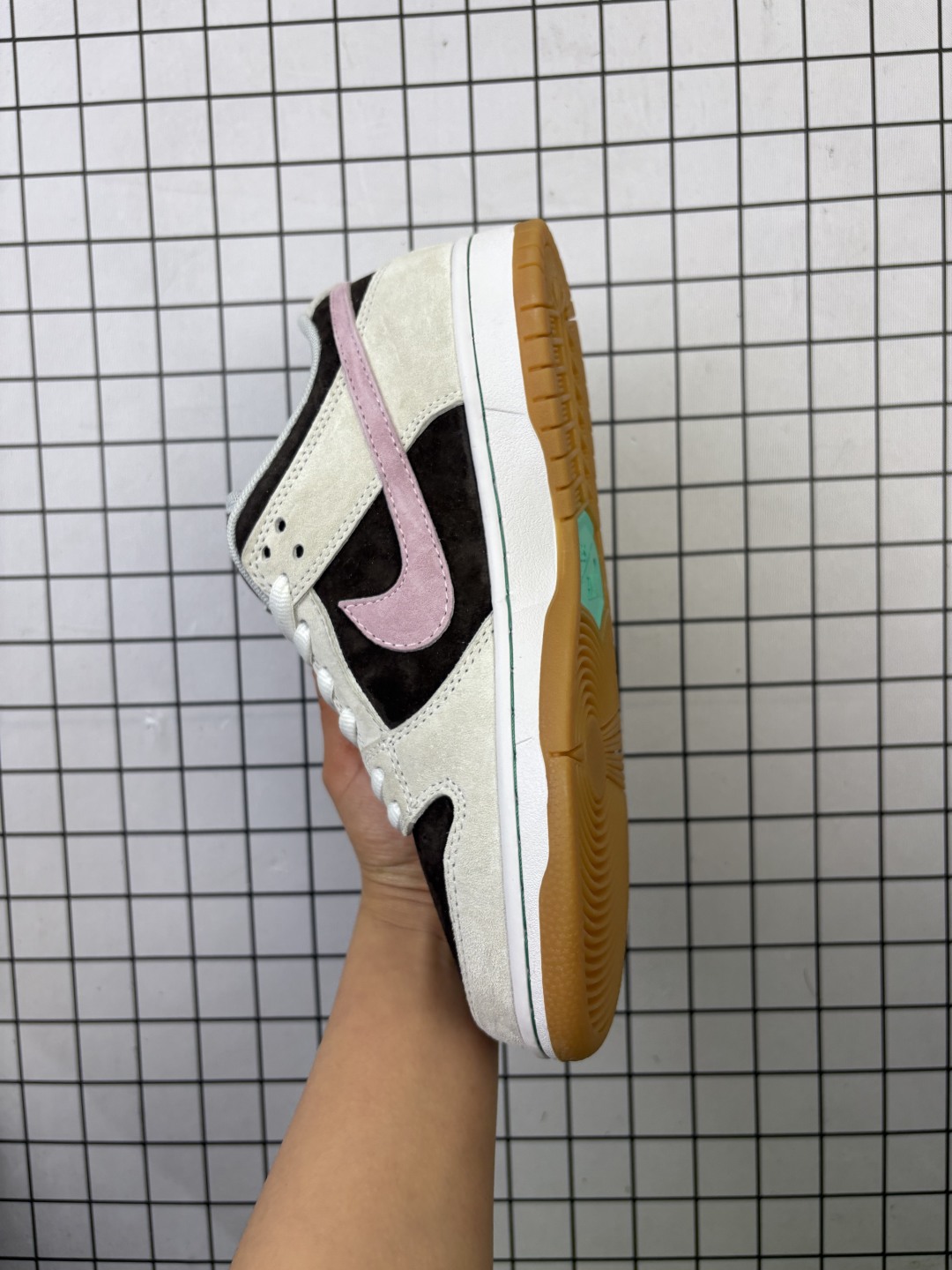 💰160
公司级 耐克 Nike Sb Dunk Low Pro 男女同款运动鞋复古板鞋,尽情迈步,彰显个性风采。采用柔软皮革鞋面,经久耐穿,塑就如元年款 Dunk 般的复古质感。鞋头透气孔,搭配鞋口和鞋舌形状,忠实沿袭元年款经典外观。全掌型橡胶外底,造就非凡抓地力。Dunk 起初专为篮球运动打造,于 80 年代末成为滑板界新宠,现已跃升成为街头时尚标杆。加垫低帮鞋口结合耐穿外底,助你自信舞动。
货号:HF3704
码数:36 36.5 37.5 38 38.5 39 40 40.5 41 42 42.5 43 44 45 46
编码699
