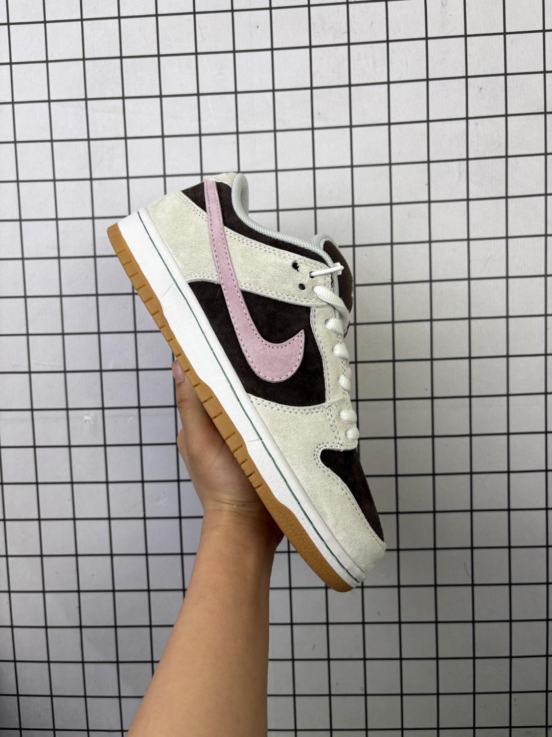 💰160
公司级 耐克 Nike Sb Dunk Low Pro 男女同款运动鞋复古板鞋,尽情迈步,彰显个性风采。采用柔软皮革鞋面,经久耐穿,塑就如元年款 Dunk 般的复古质感。鞋头透气孔,搭配鞋口和鞋舌形状,忠实沿袭元年款经典外观。全掌型橡胶外底,造就非凡抓地力。Dunk 起初专为篮球运动打造,于 80 年代末成为滑板界新宠,现已跃升成为街头时尚标杆。加垫低帮鞋口结合耐穿外底,助你自信舞动。
货号:HF3704
码数:36 36.5 37.5 38 38.5 39 40 40.5 41 42 42.5 43 44 45 46
编码699